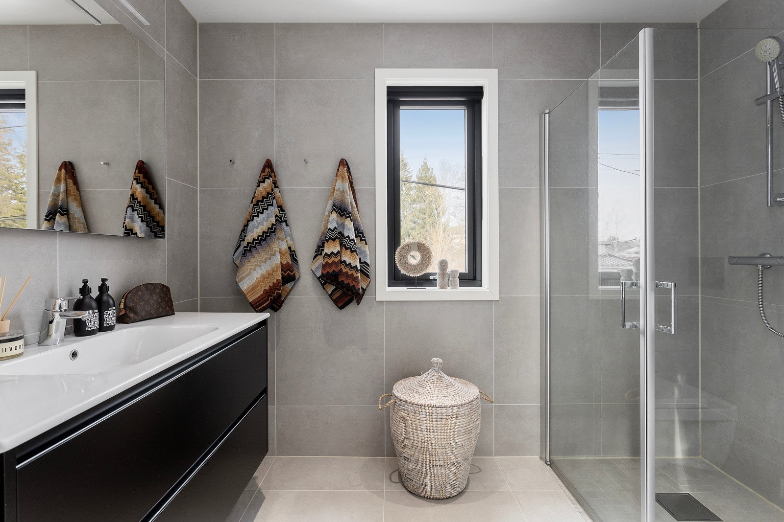 Smakfullt bad i tilknytning til etasjens soverom. Galleribilde