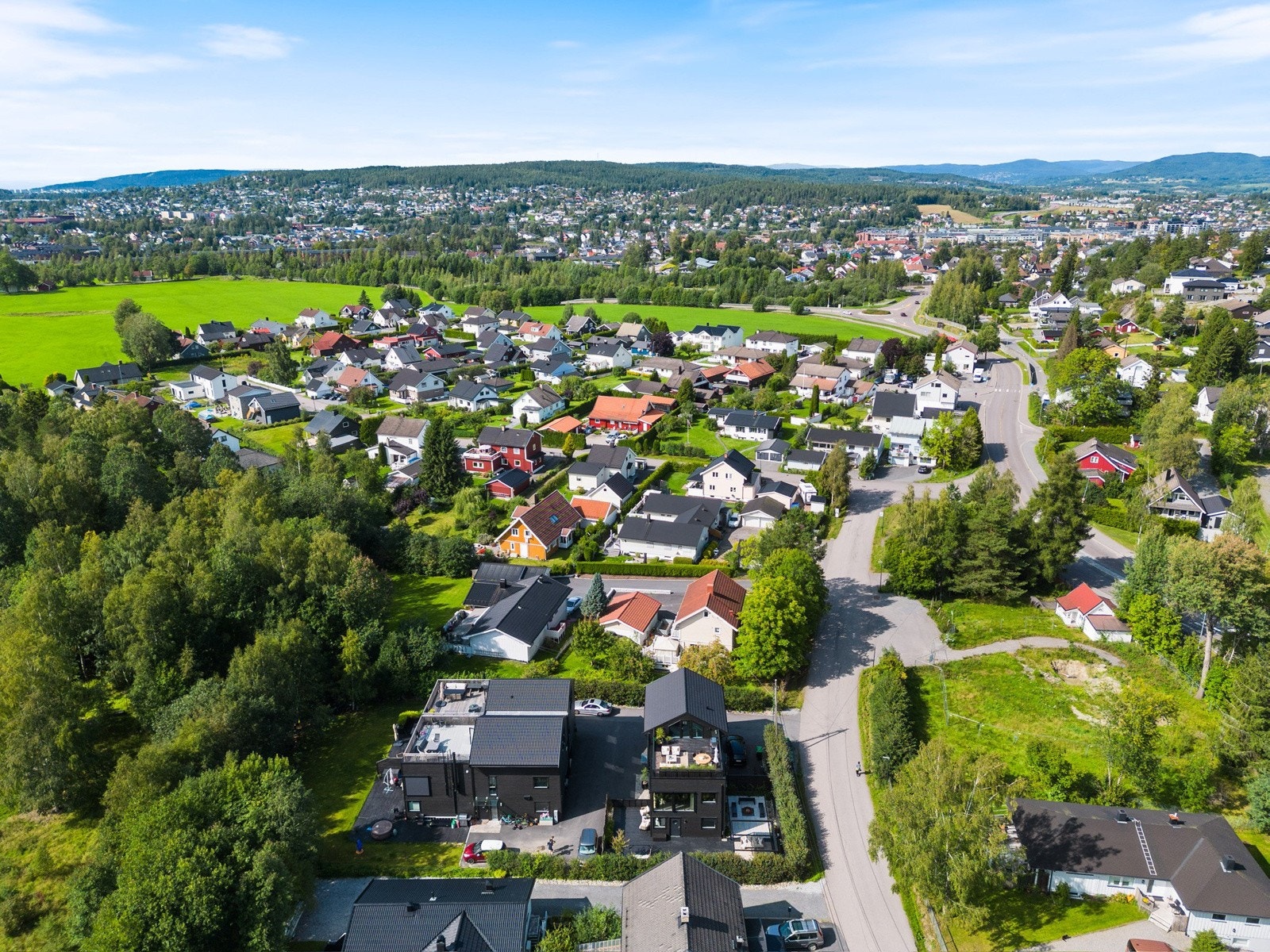 Nært Kurland skole, barnehager og fritidsaktiviteter inkl. svømmehall ved ungdomsskolen. Galleribilde