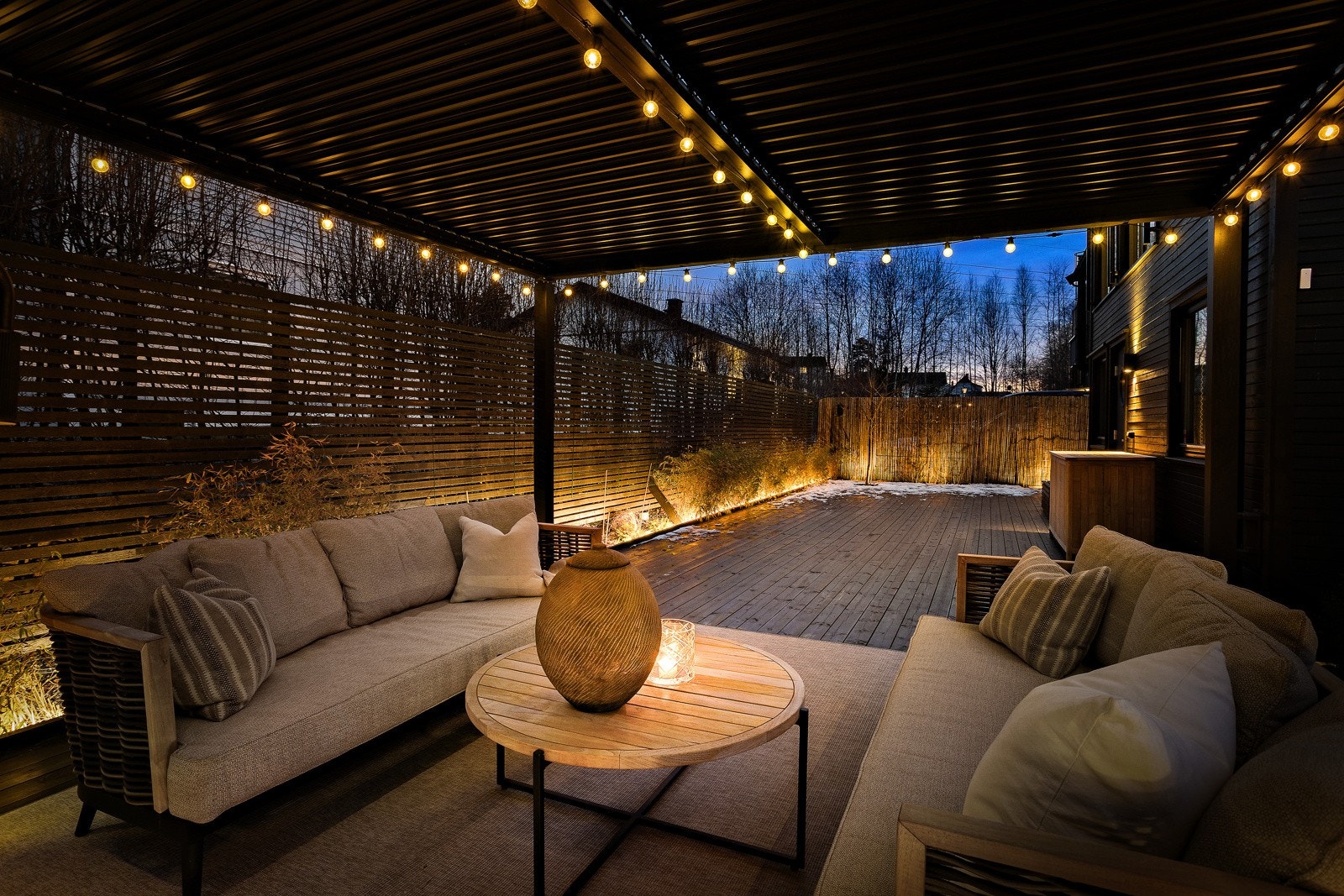 Lun sone med pergola som skjermer for vær og vind. Galleribilde