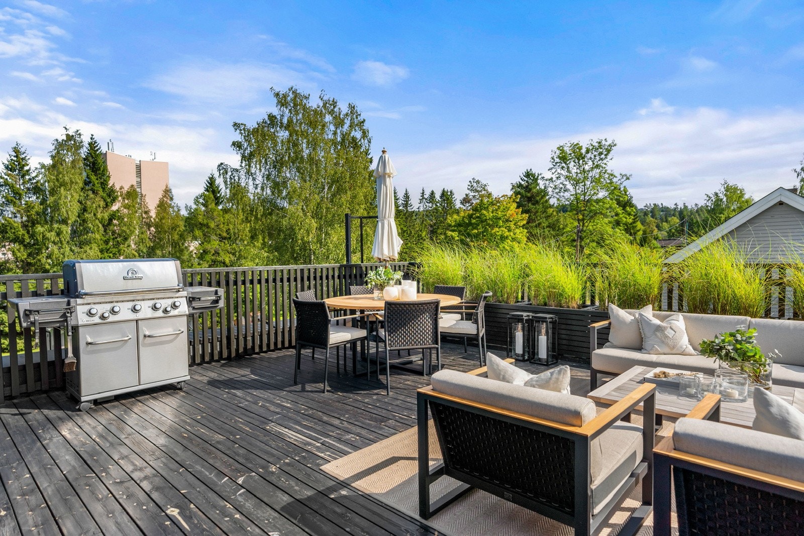 Takterrassen strekker seg utover 38 kvm og har god plass til utelounge, grill og det man måtte ønske. Galleribilde