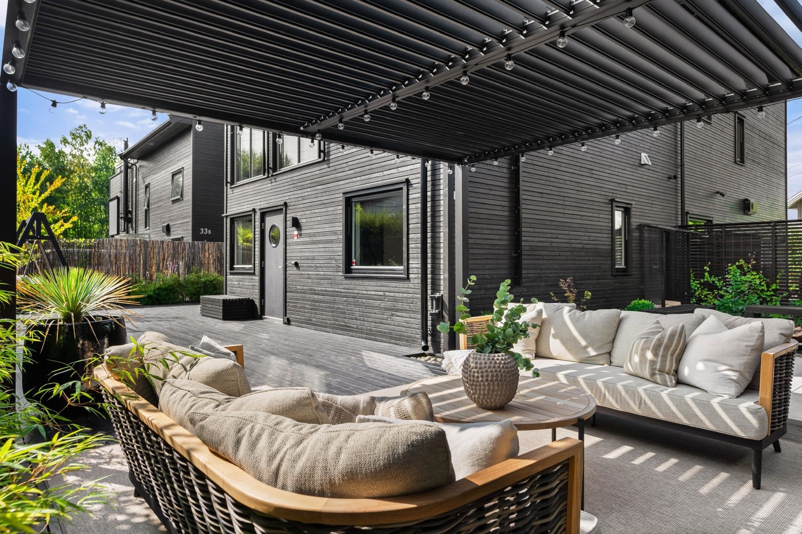 Her er det alltid et sted å sette seg og finne solen og er et flott sted å ta med gjester, grille eller bare sitte med et glass og nyte livet. Galleribilde