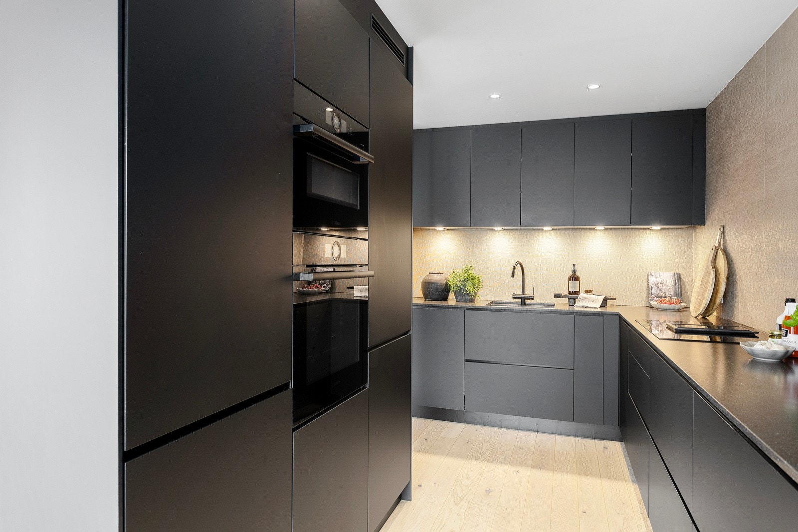 De integrerte hvitevarene sørger for en sømløs helhet og er komplett utstyrt med hvitevarer av høy kvalitet fra anerkjente Bosch og Siemens. Galleribilde