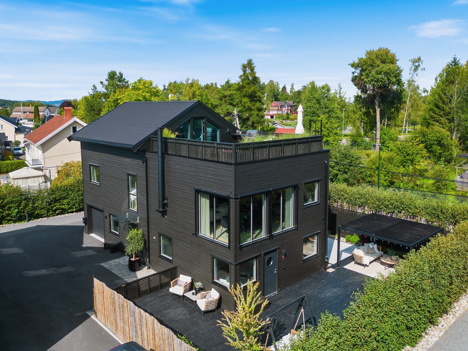 Funkisboligen har en flott og attraktiv beliggenhet i et utpreget familievennlig boligområde på Kurland. Galleribilde