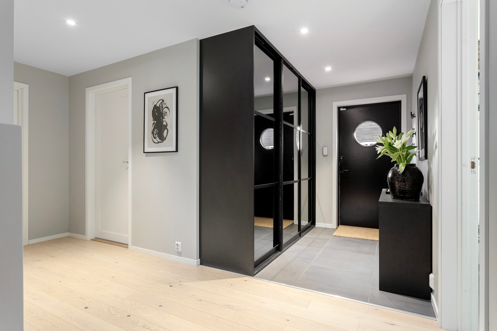 Hall med skyvedørsgarderobe og flislagt inngangsparti. Et solid førsteinntrykk! Galleribilde