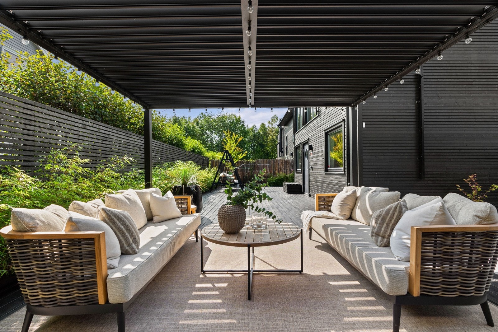 Nydelig og pent opparbeidet uterom med fokus på bruk og ikke vedlikehold. Galleribilde