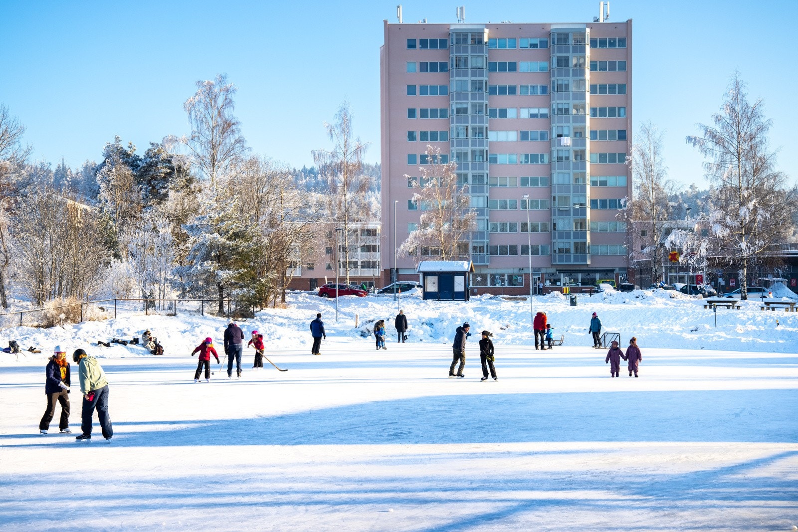 Populær skøytebane ved Løvenstad torg på vinterstid. Galleribilde