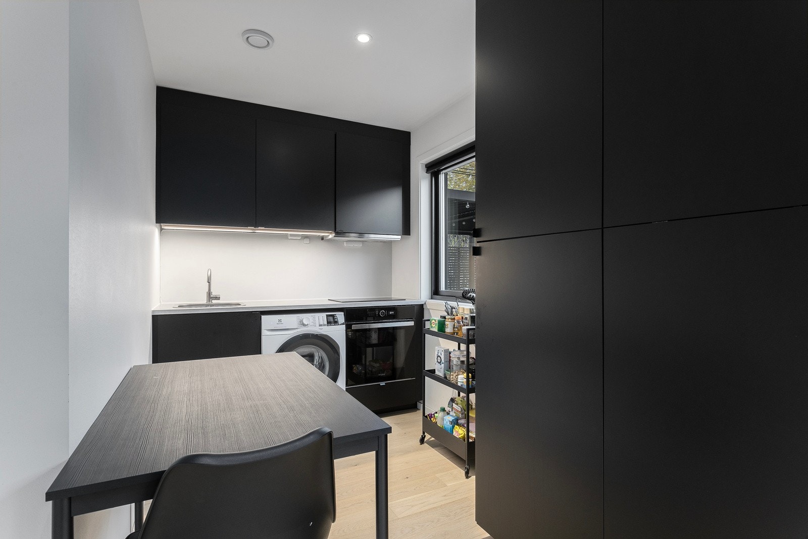 Nytt kjøkken fra 2023. Praktikantdelen er perfekt for ungdommen i huset. Galleribilde