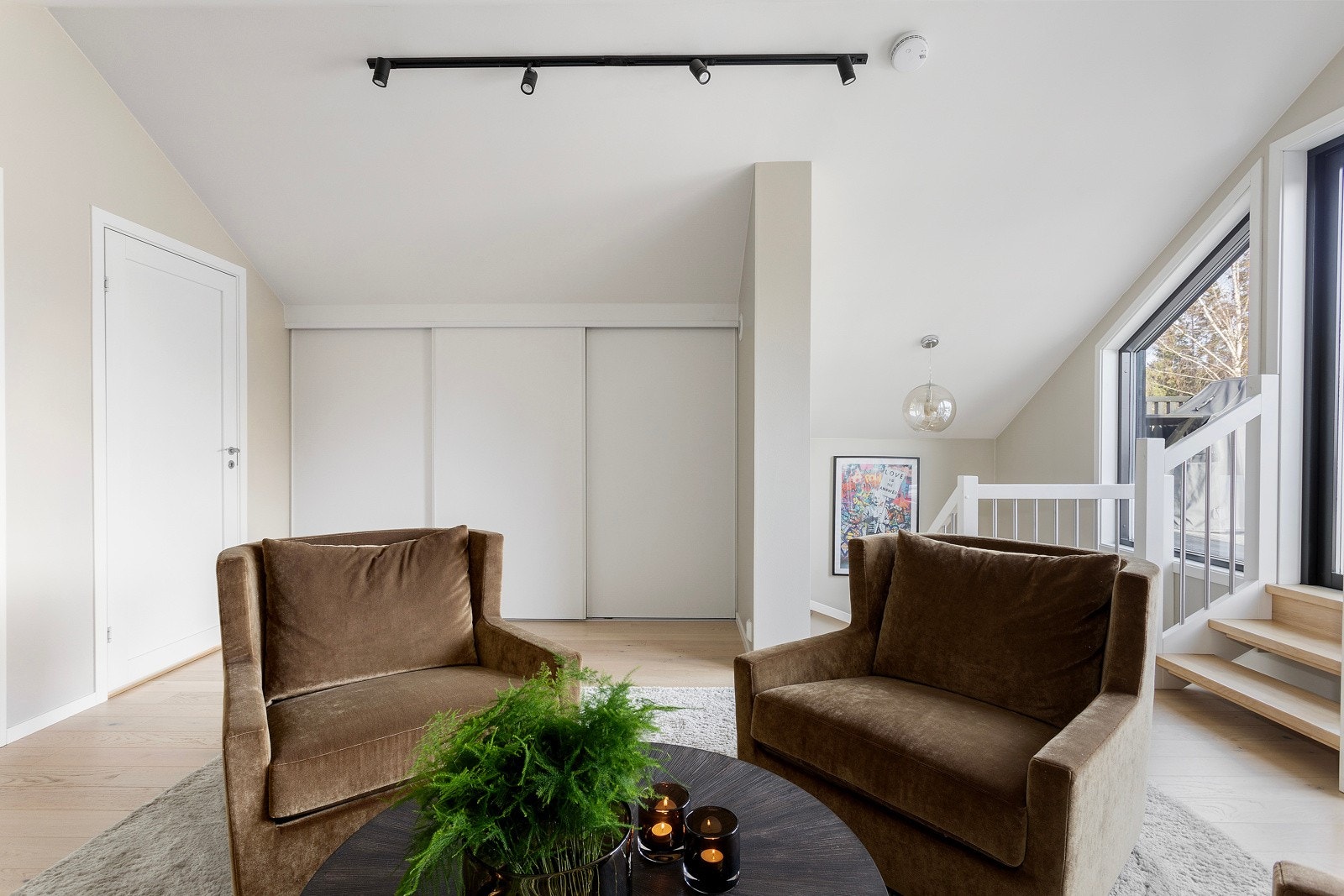 Plassbygget garderobeskap for praktisk oppbevaring av sengetøy, håndklær o.l. Galleribilde