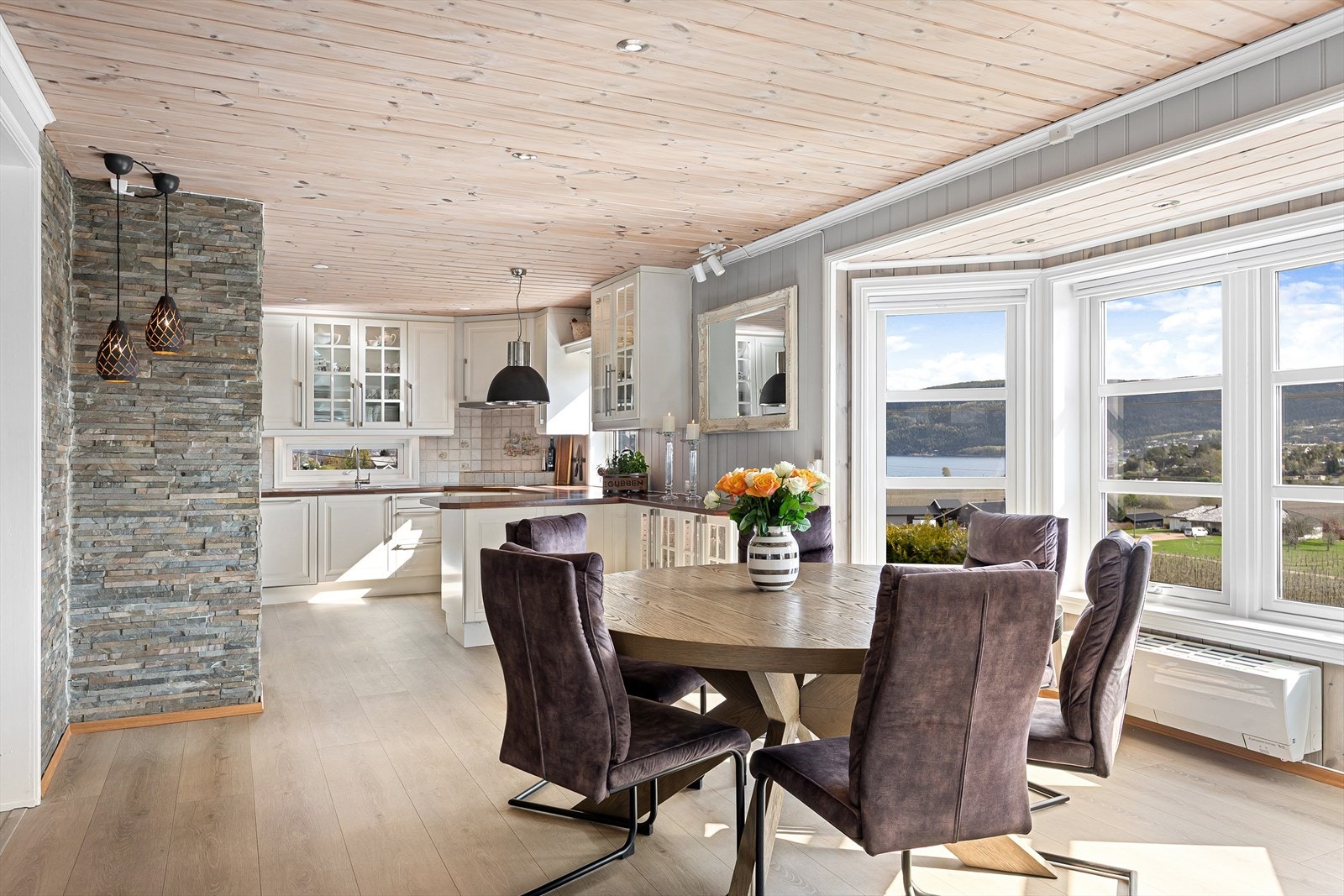 Spisestuen er fint plassert ved karnappet som sikrer en fantastisk utsikt mot fjorden og nærområdet - Varmepumpe fra 2018 Galleribilde
