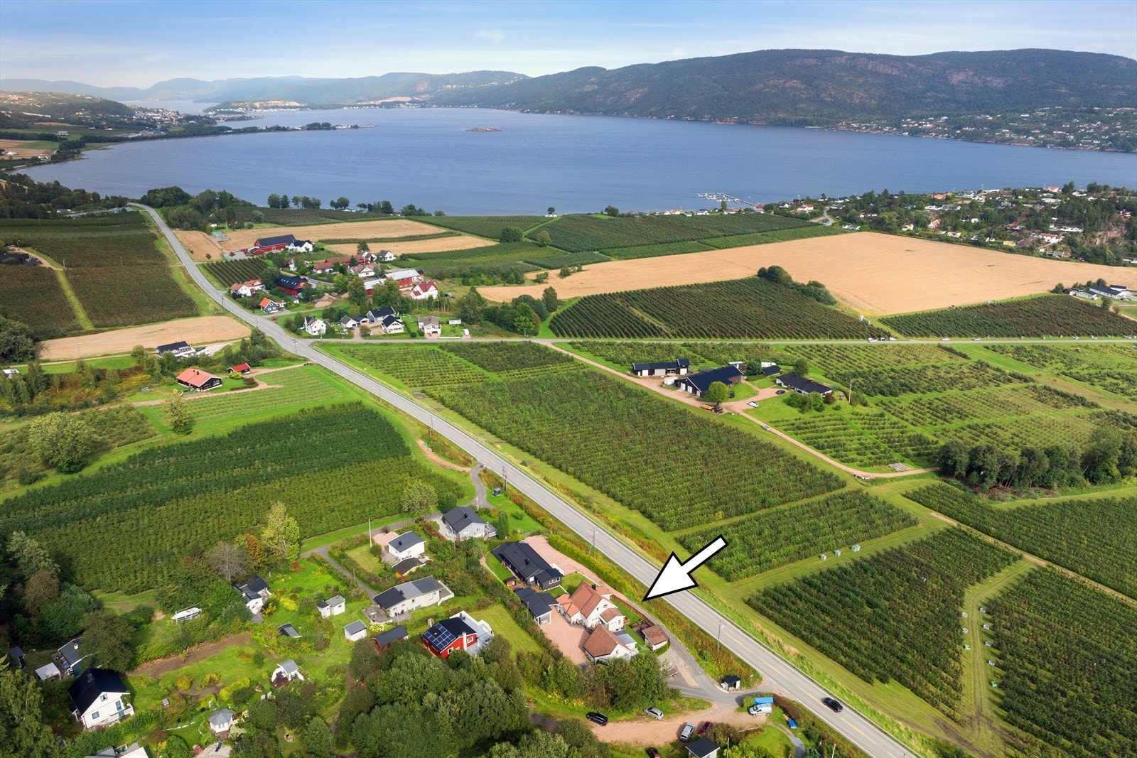 Boligen ligger med gangavstand til strand og fjorden Galleribilde