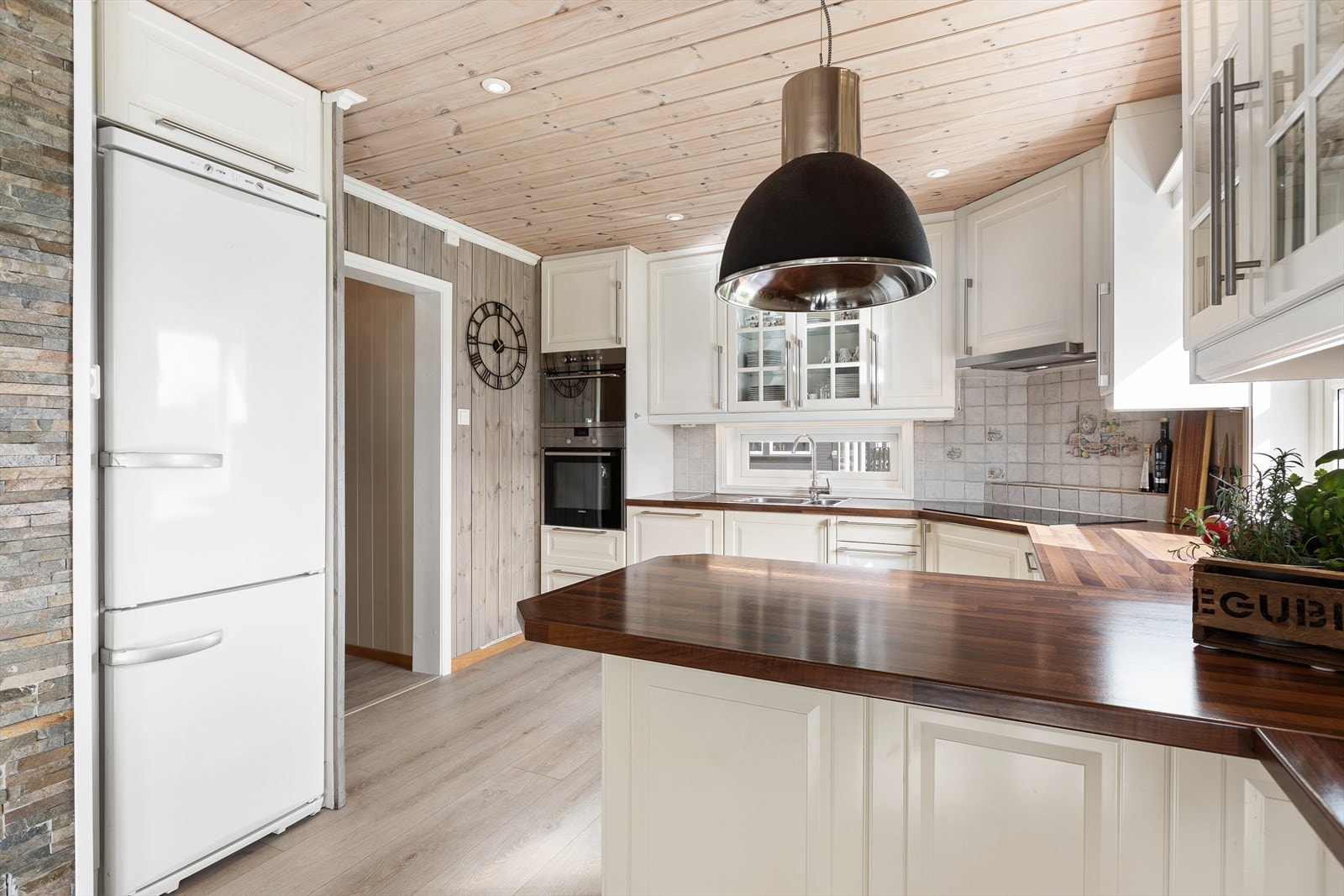 Kjøkkenet er fra IKEA og har profilerte fronter og laminat benkeplate Galleribilde