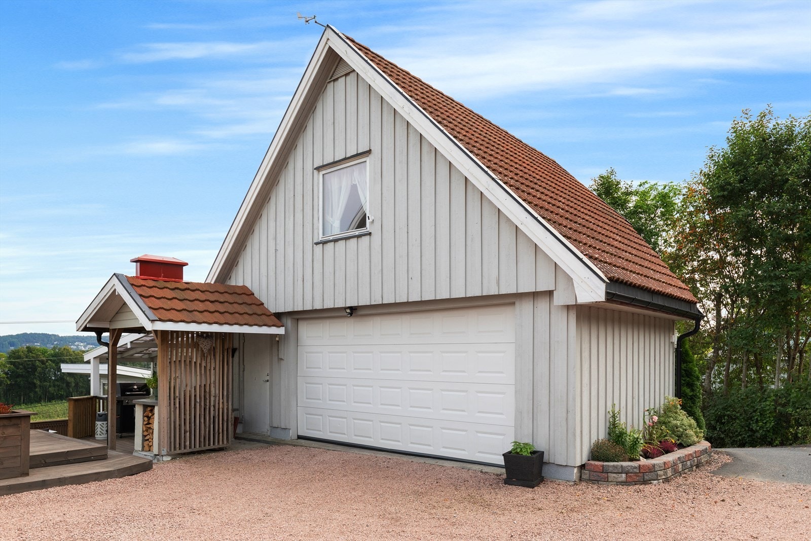 Stor dobbelgarasje med hems Galleribilde