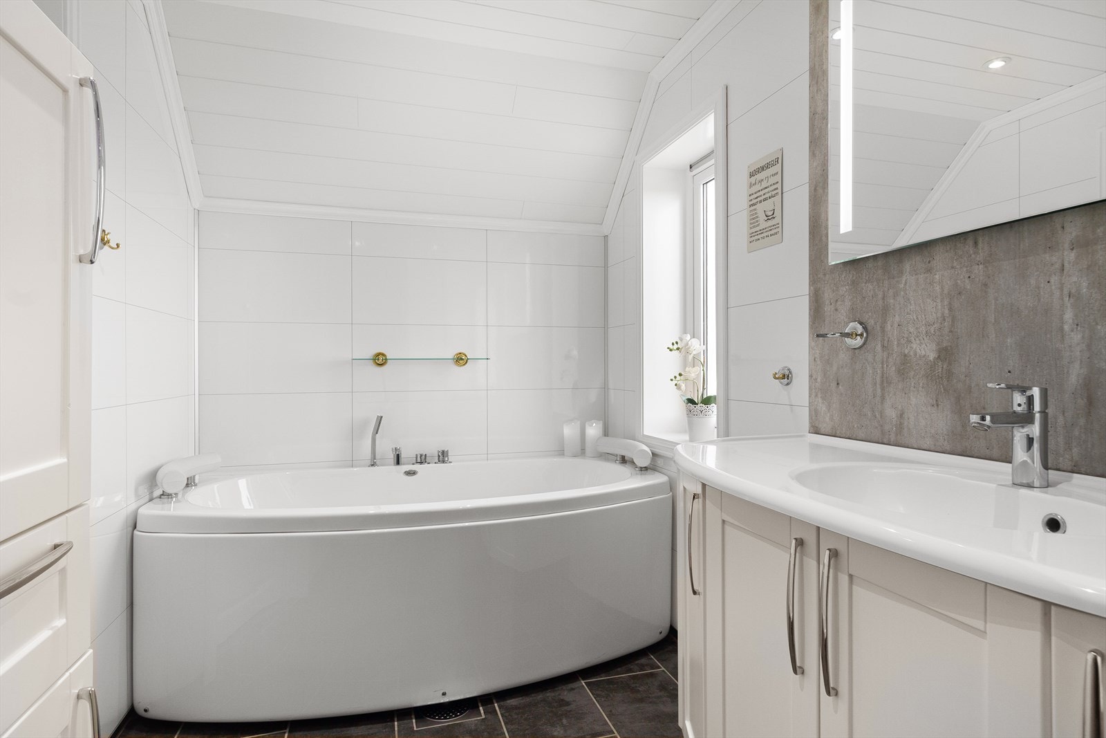 Badet i 2. etasje ble renovert i 2017 og fremstår som meget lekkert Galleribilde