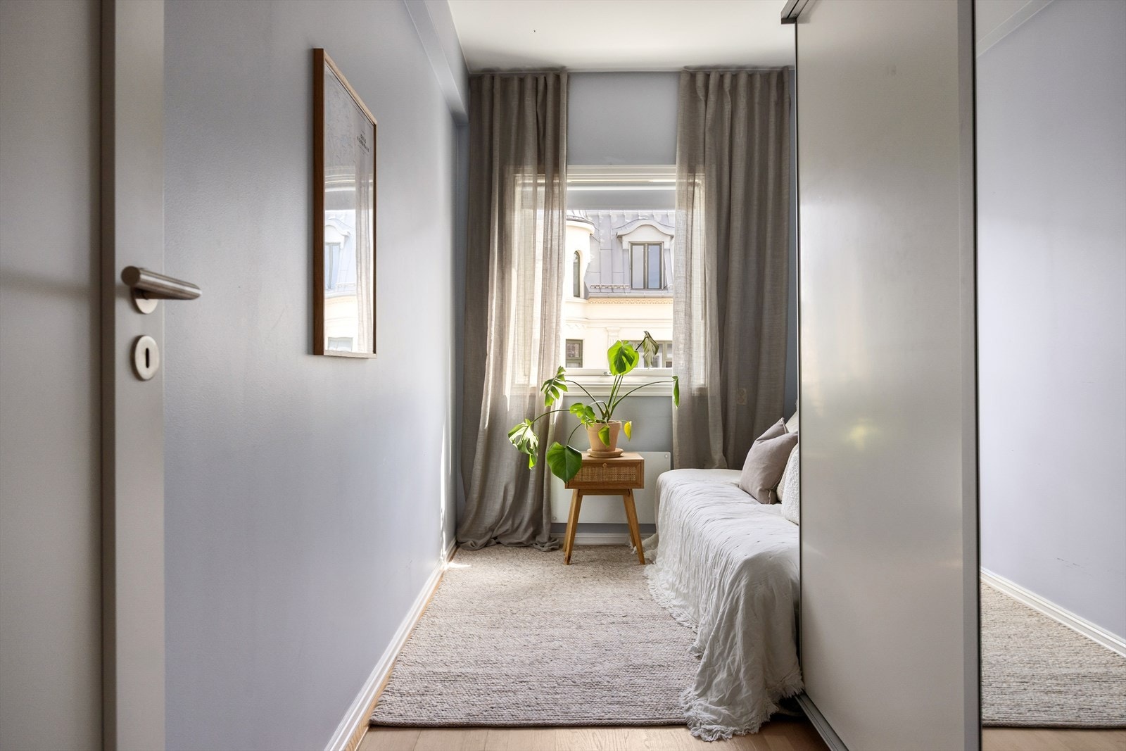 Hyggelig soverom med plass til seng. Galleribilde