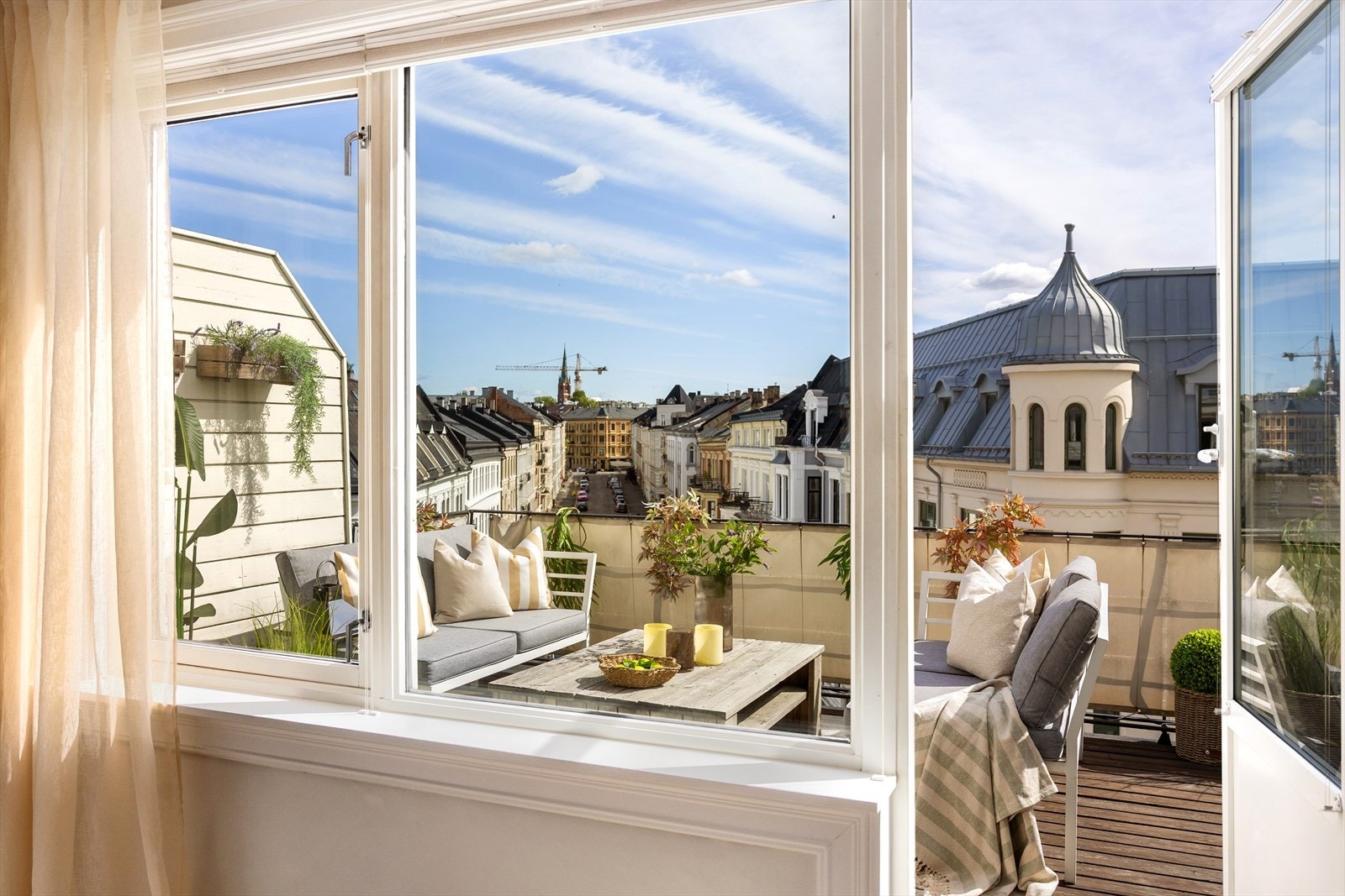 De store vindusflatene gir rikelig med naturlig lys, og det er utgang til en solrik terrasse Galleribilde