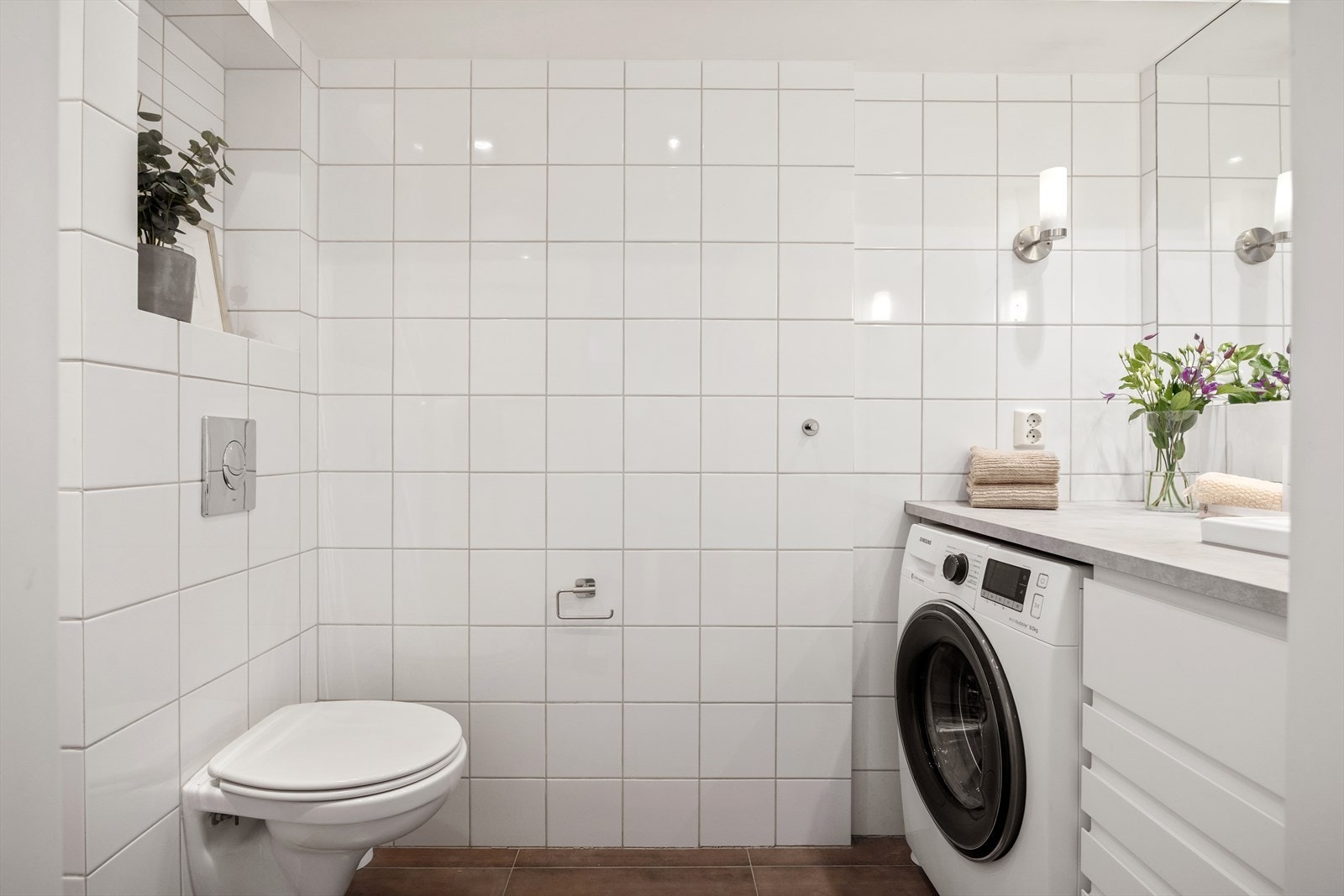 Pent flislagt baderom fra 2007 med oppgradert innredning og servant fra 2019. Galleribilde