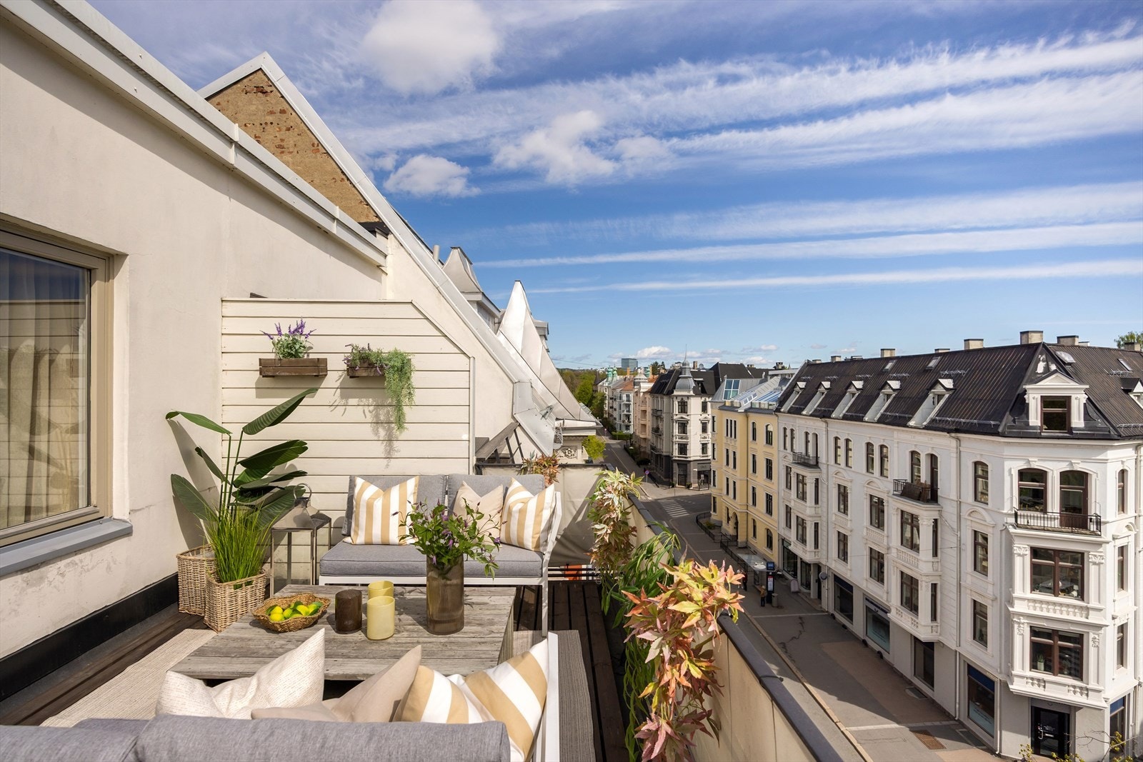 Terrassen er østvendt og er på hele 14 kvm! Nyt solen fra morgen helt frem til klokka 16. Galleribilde