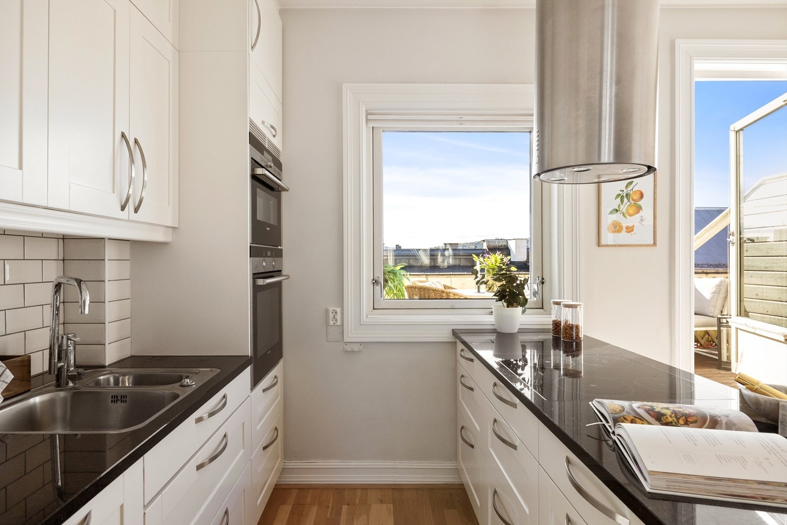 Det er godt med både skap og benkeplass, samt praktisk belysning og naturlig lys fra vindu. Galleribilde