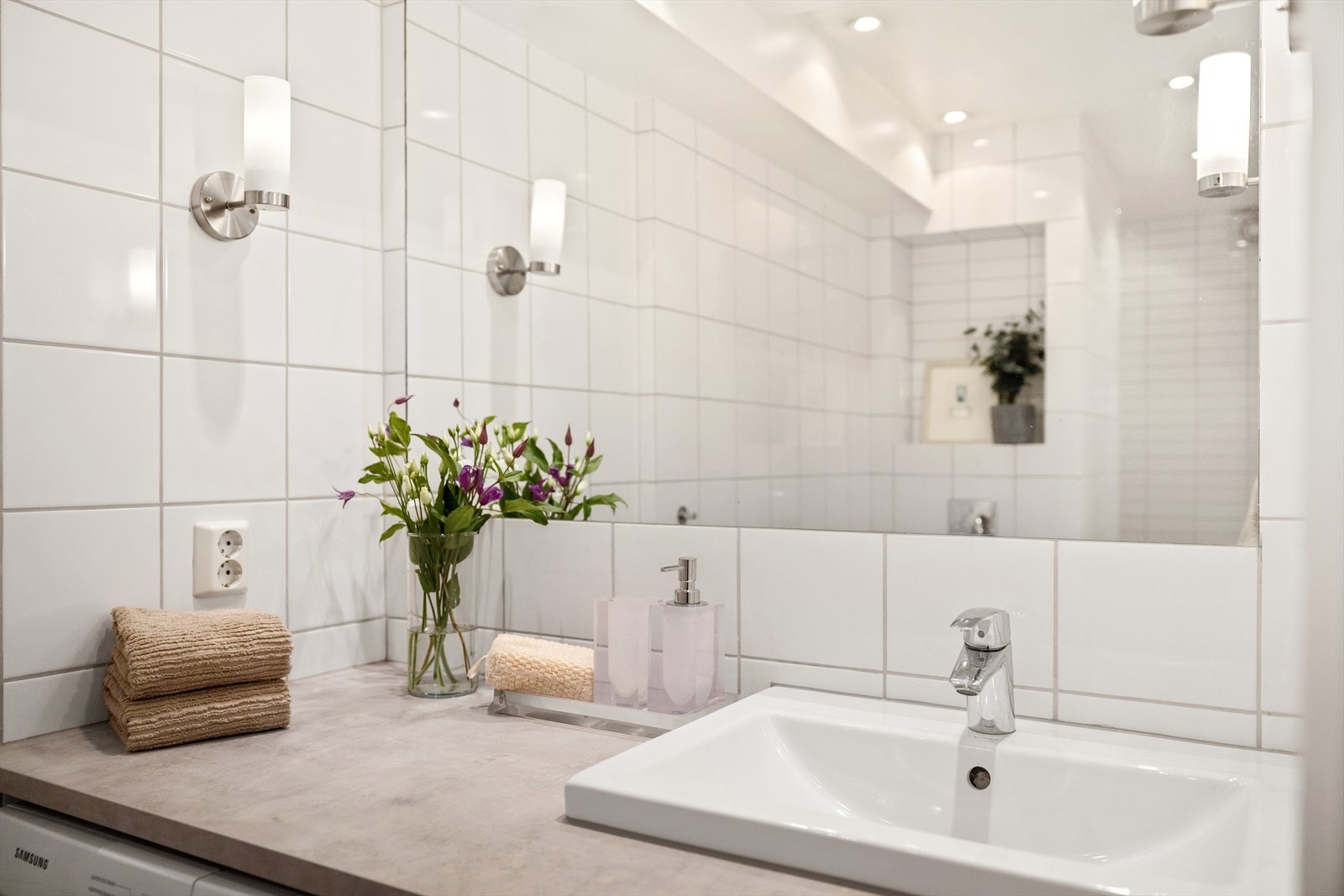 Pen servant med plass til lagring under. Rommet er utstyrt med varme i gulv og opplegg for vaskemaskin. Galleribilde