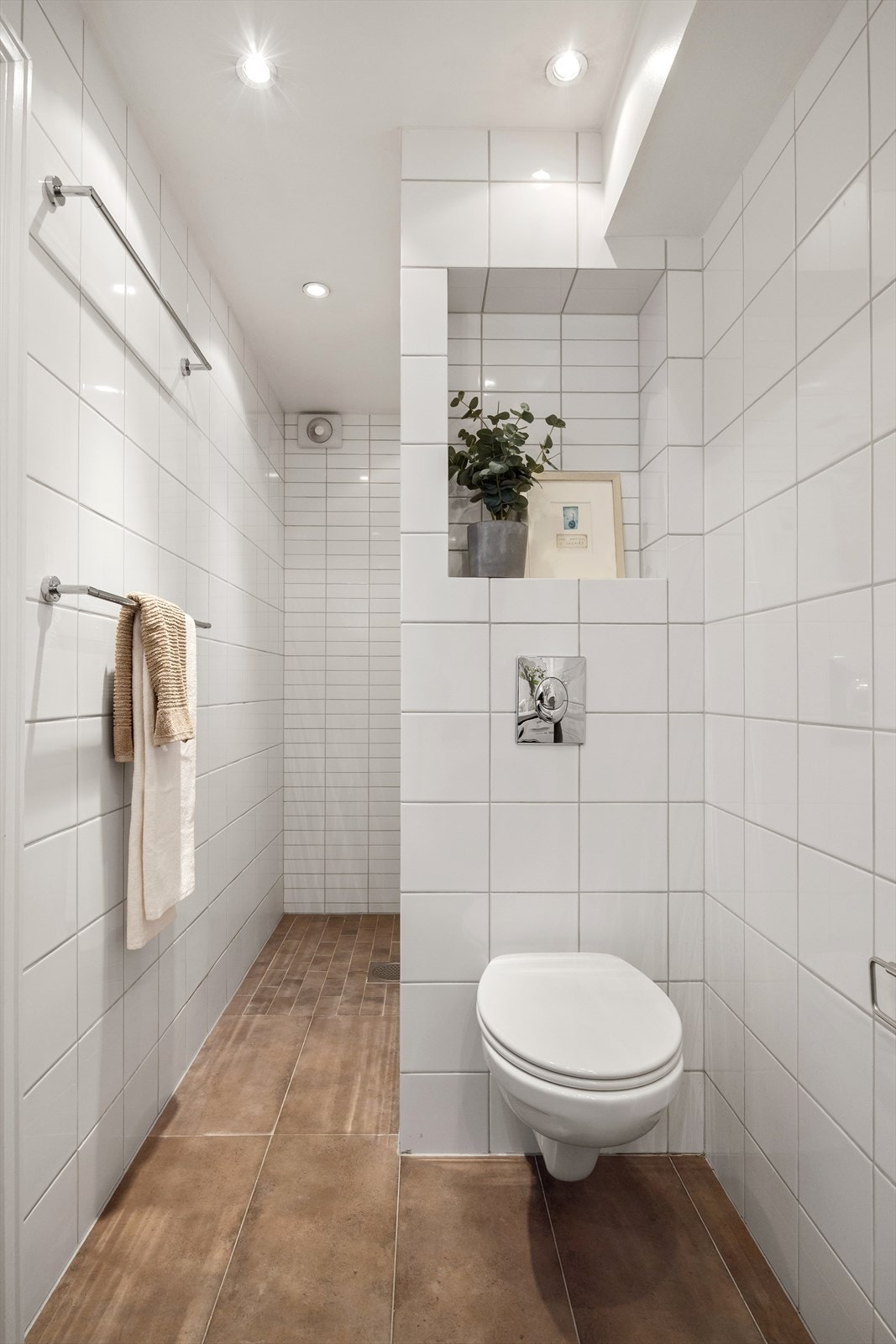 Rommet er ellers utstyrt med vegghengt toalett, dusjnisje og elektrisk styr vifte Galleribilde