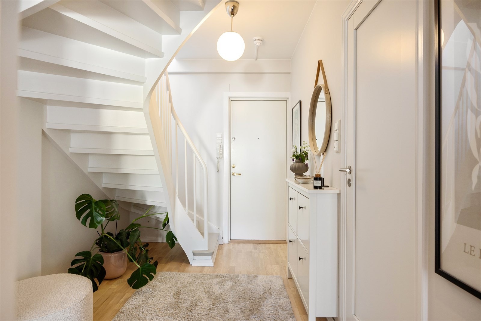 I tillegg til rom for kommode, skrivebord eller ekstra lagring under trappen. Galleribilde