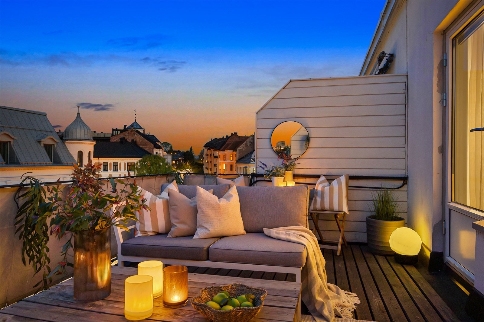 En stilfull og gjennomtenkt 3-roms toppleilighet med to solrike terrasser! Balkong nummer 1 er mot øst er ca. 14,3 kvm. Det er sol fra ca. 0700 - 1600 midtsommers. Galleribilde