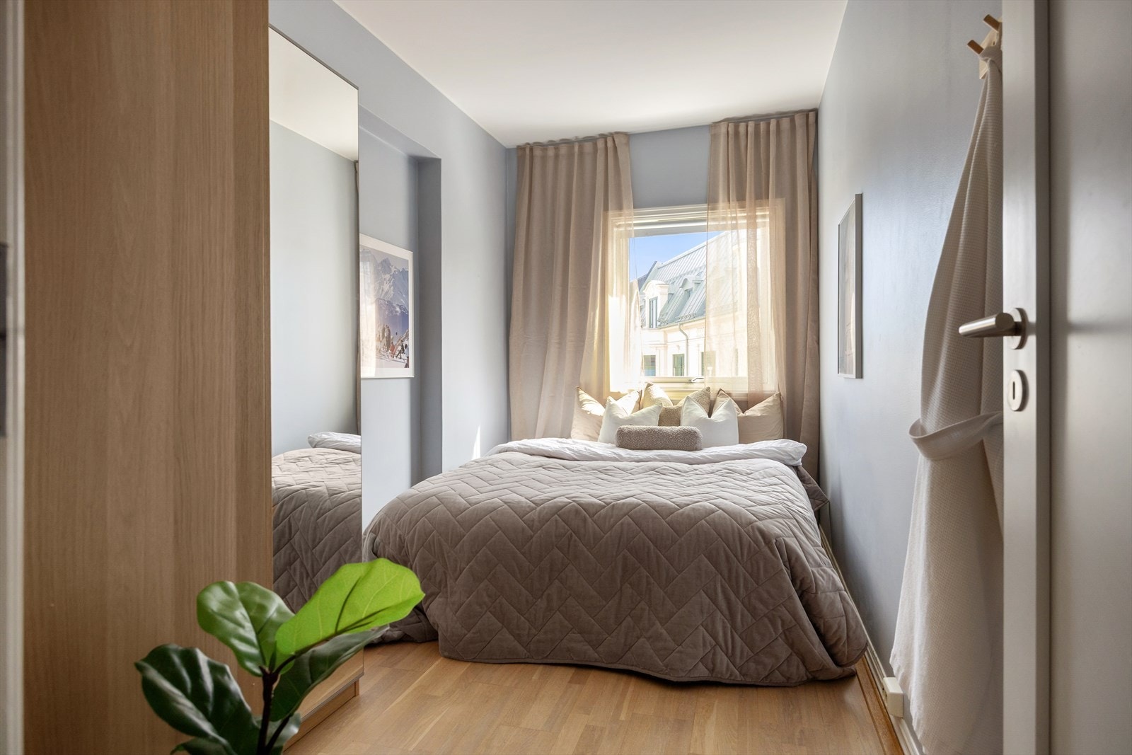 Romslig hovedsoverom med god plass til en større dobbelseng. Rommet er malt i en behagelig og rolig blåtone. Galleribilde