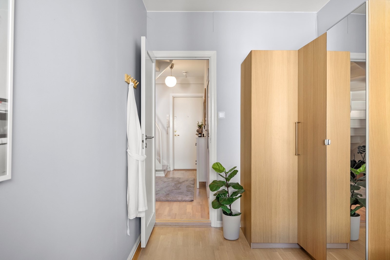 Det er også god plass til et større garderobeskap. Galleribilde