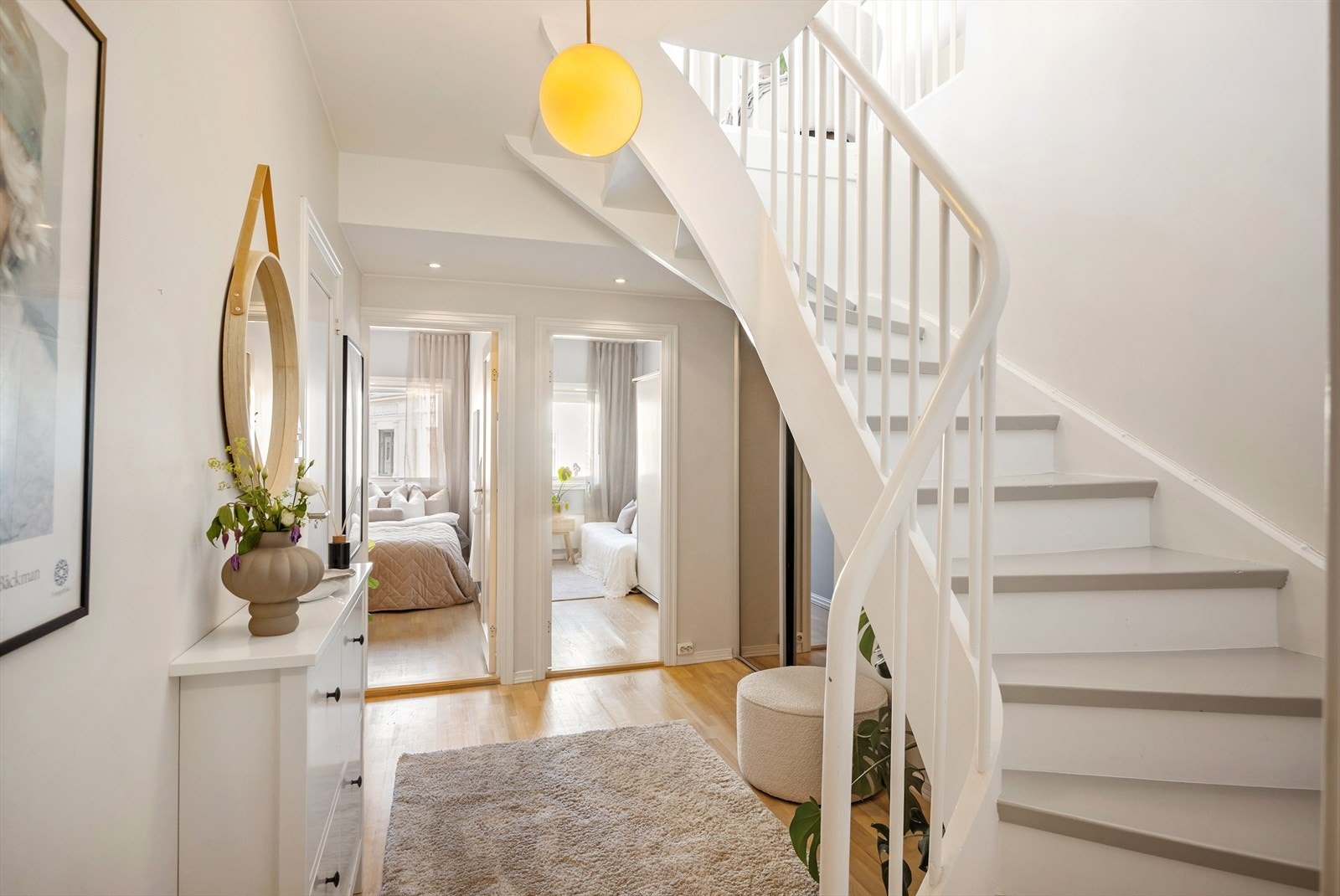 En nydelig trapp skiller leilighetens to etasjer. Galleribilde