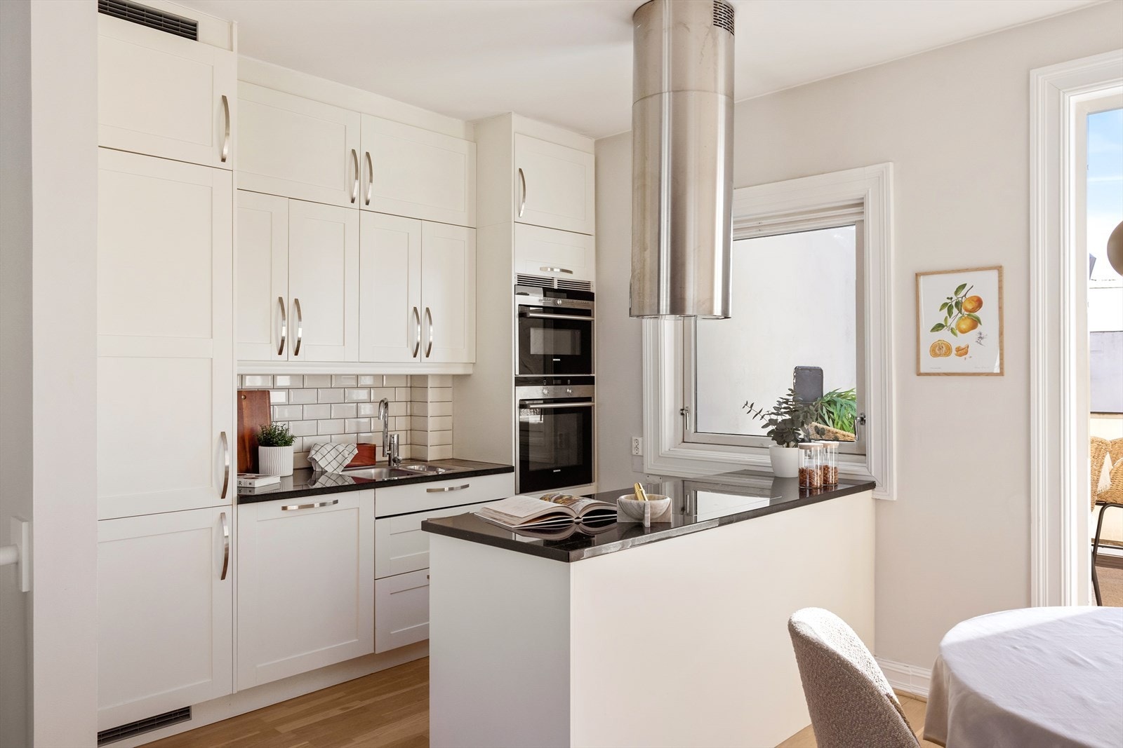 Kjøkkenet er utstyrt med steinbenkeplate, oppvaskmaskin, induksjonstopp, ventilator, stekeovn, kombiovn med mikrofunksjon og kombiskap for kjøl og frys. Galleribilde