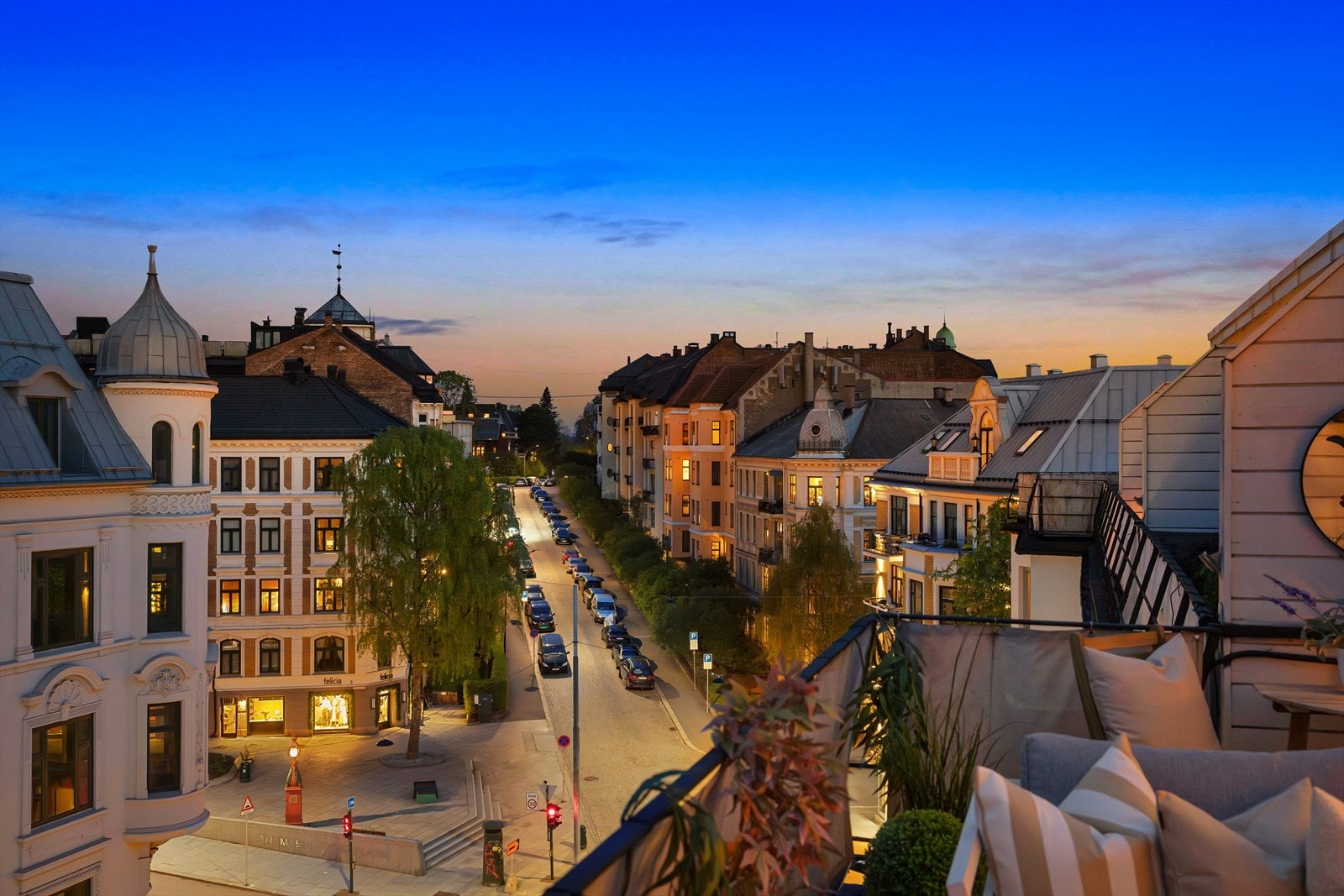 Leiligheten har et fint utsyn mot sjarmerende bygårder i nærområdet. Galleribilde