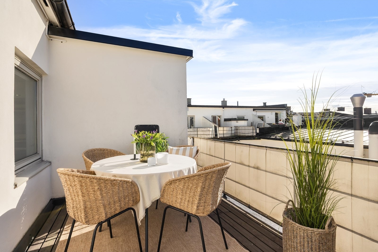 Denne er vestvendt og her kan du nyte hyggelige middager i solrike omgivelser. Balkongen har en rolig beliggenhet inn mot bakgård. Galleribilde