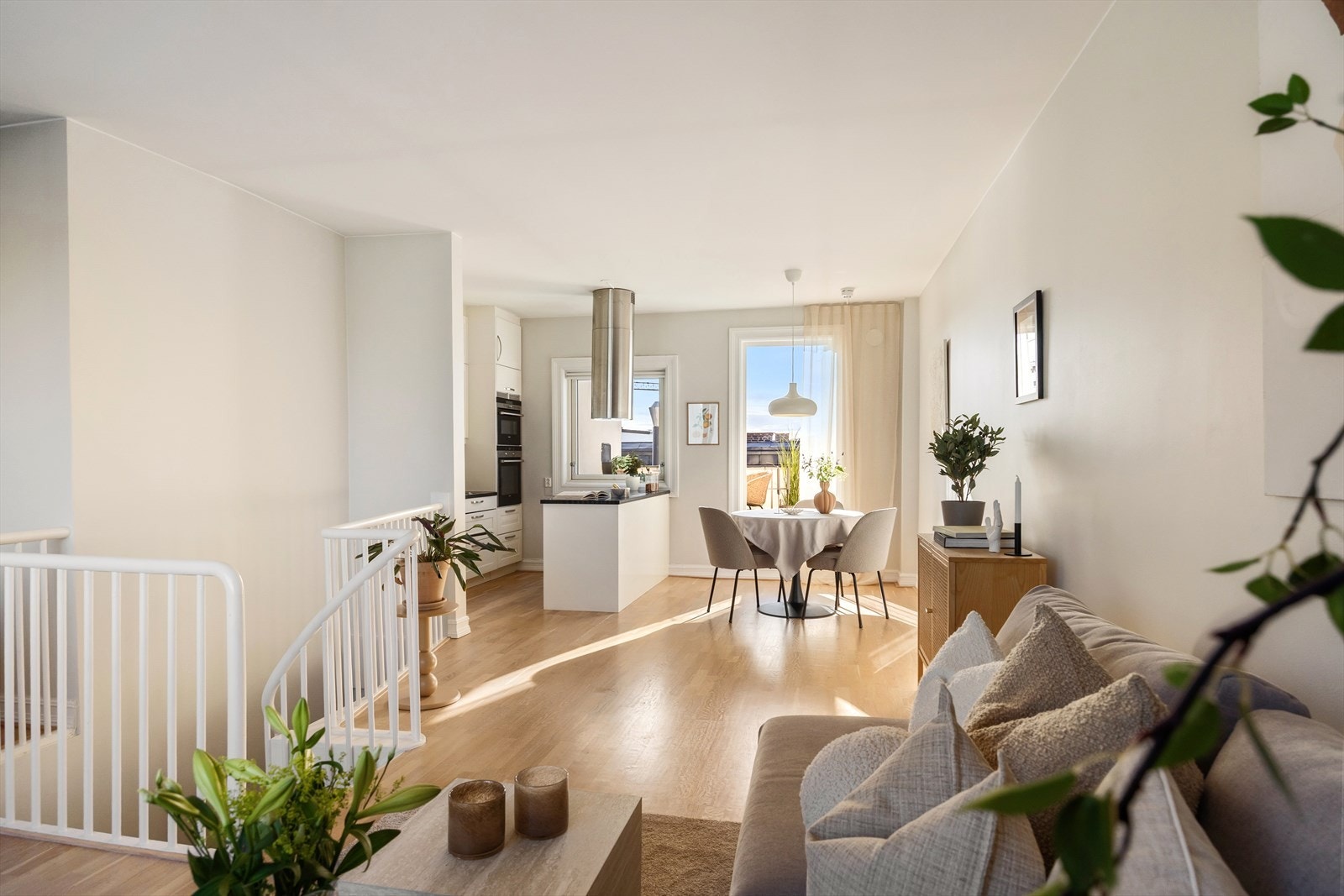 Et nydelig oppholdsrom med gjennomgående lysforhold! Galleribilde