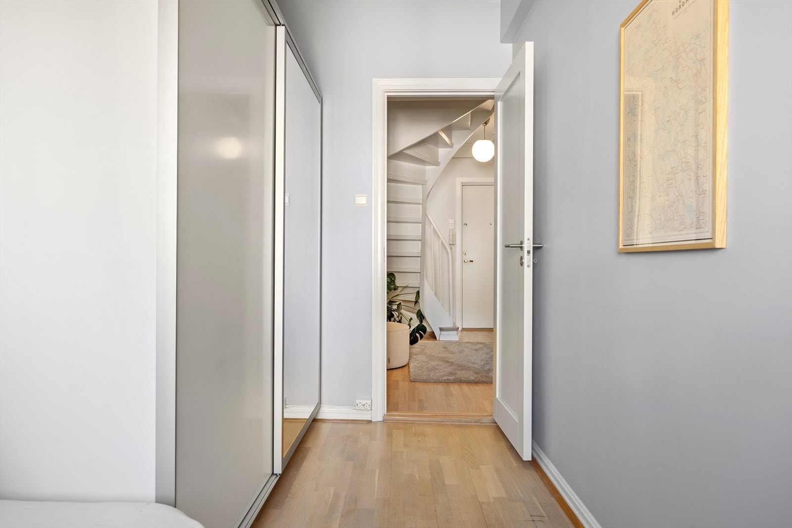 God plass til en større skyvedørsgarderobe. Galleribilde