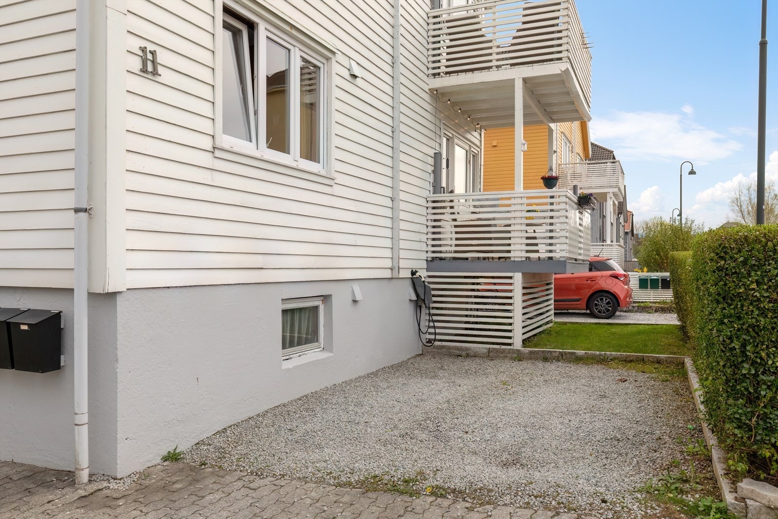 Parkeringsplass med elbil lader Galleribilde