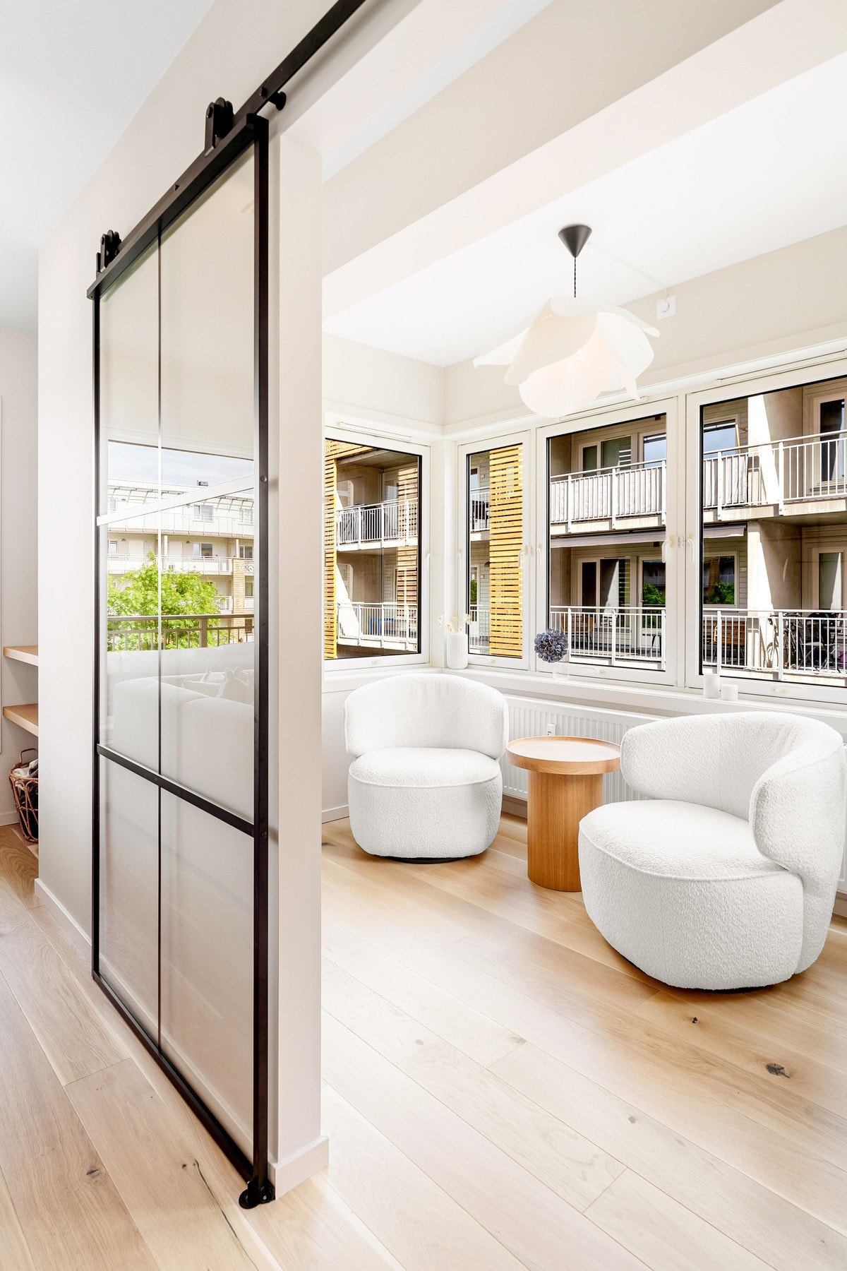 Fra stue/kjøkken er det adkomst til det som i dag brukes som en forlengelse av stuen, alternativt soverom 2. Galleribilde