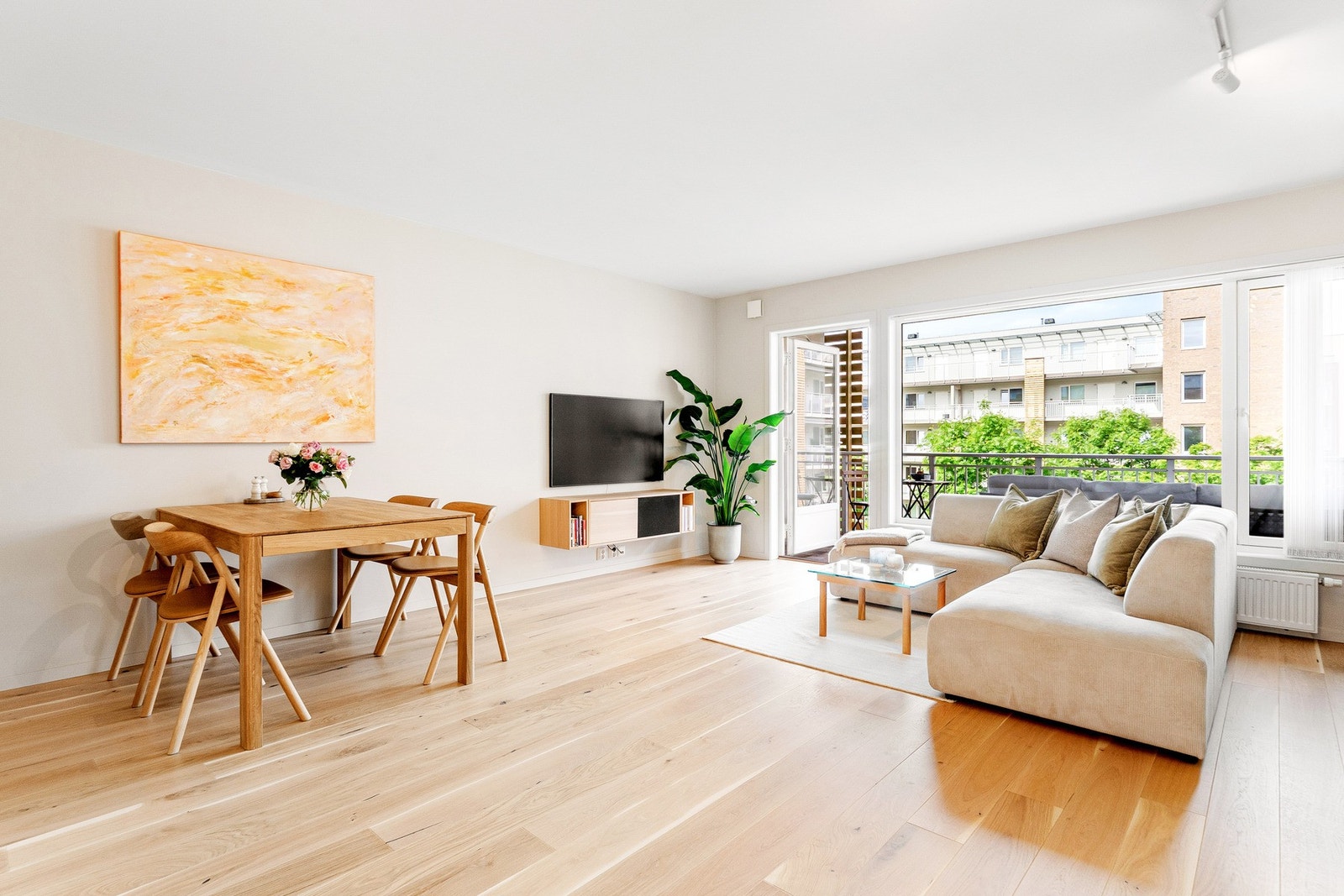 En strøken 3-roms hjørneleilighet i moderne bygg fra 2013. Galleribilde