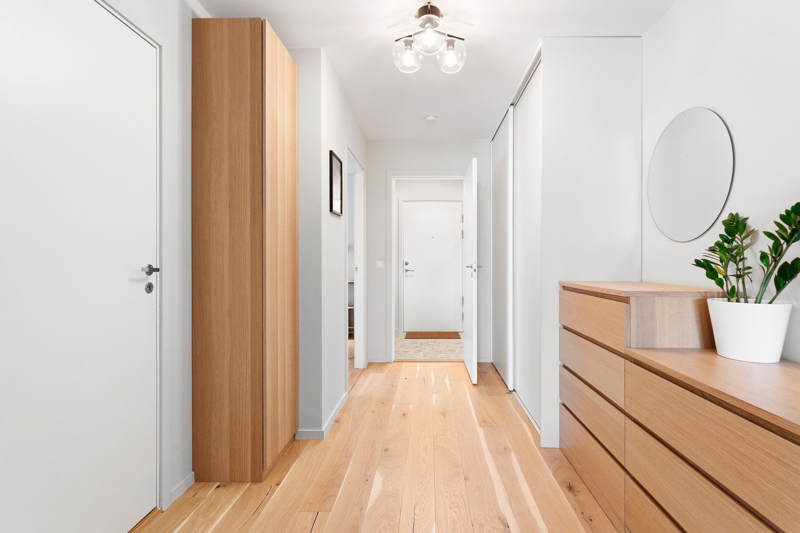 Innbydende entré med svært gode oppbevaringsmuligheter. Galleribilde