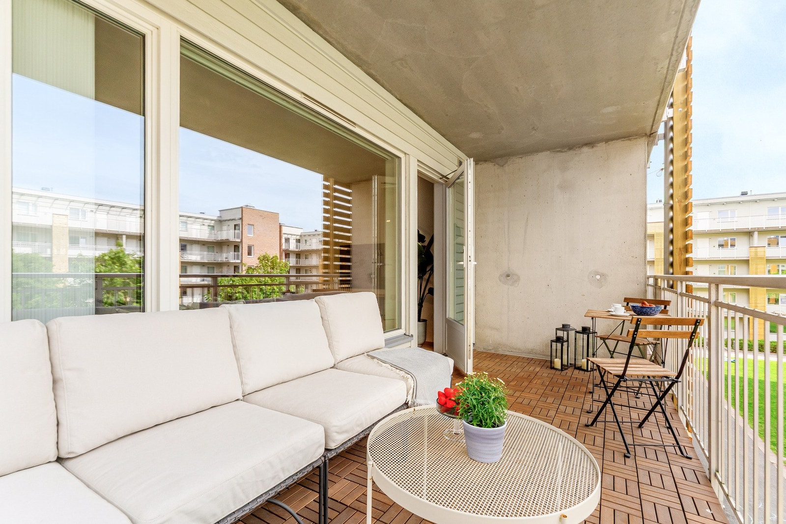 Balkongen er på ca. 10 kvm og har god plass til utemøblement og beplantning. Galleribilde