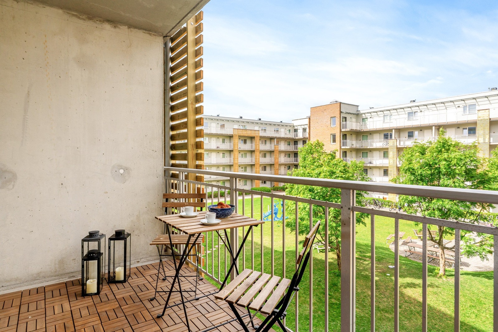 Utsyn mot grønn og trivelig bakgård. Galleribilde