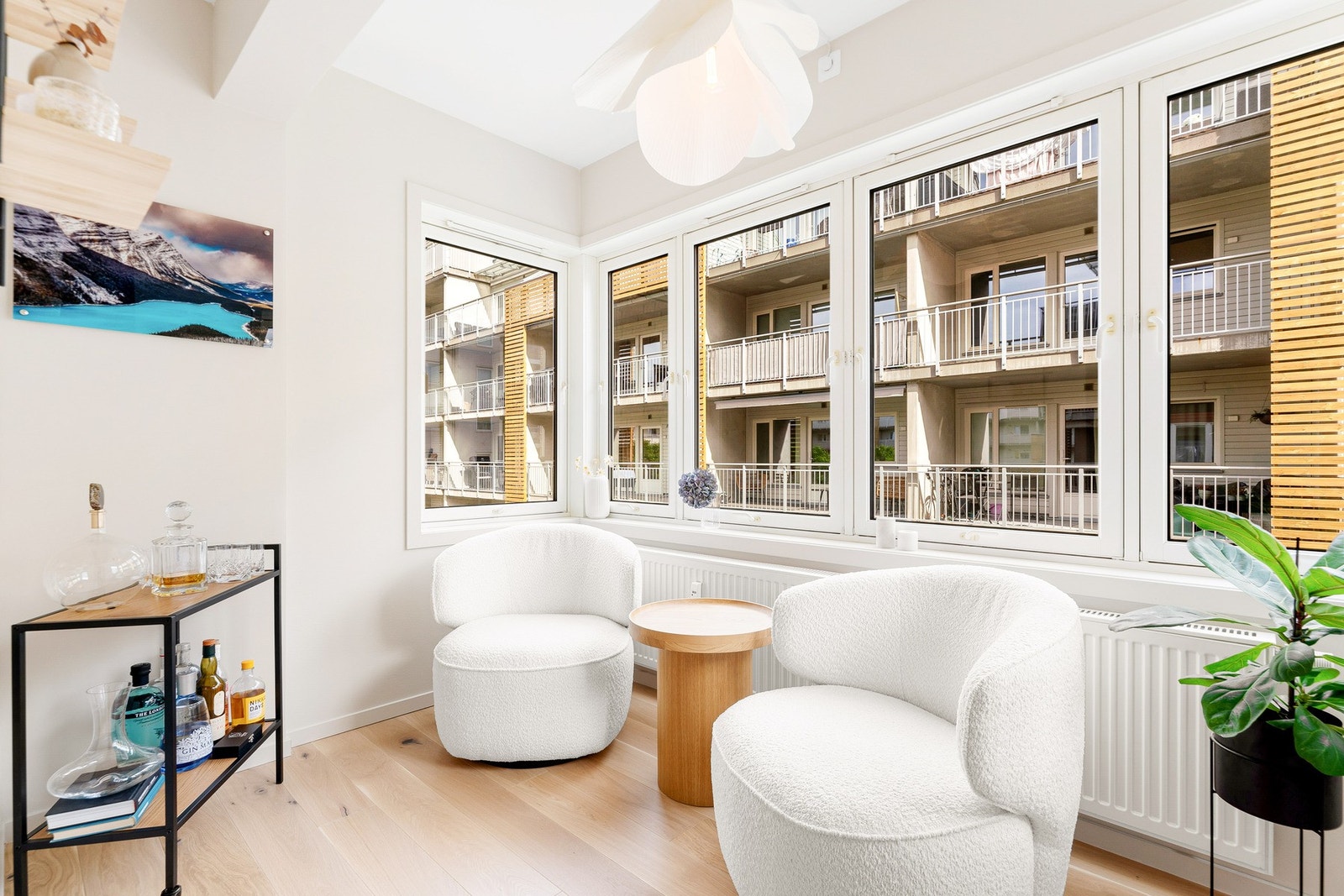 TV, bredbånd og fjernvarme (á konto) er inkludert i felleskostnadene. Galleribilde