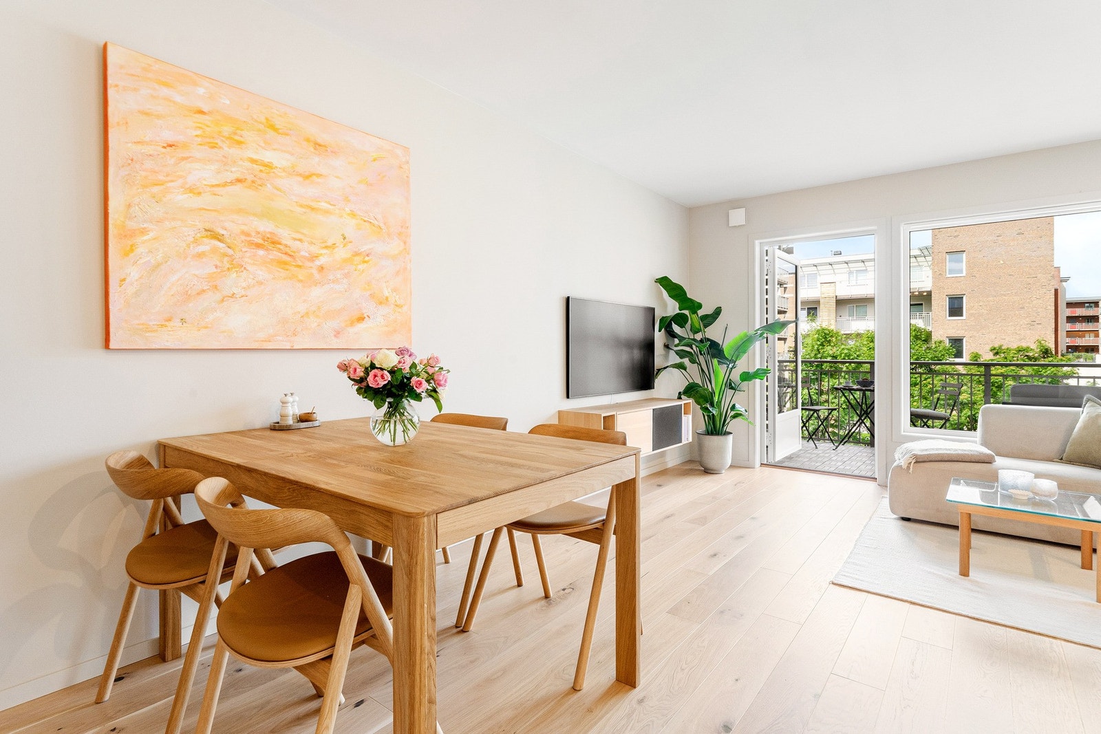 Stuen oppleves enkel å møblere, og gir plass til stor sofagruppe med tilhørende møblement. Galleribilde