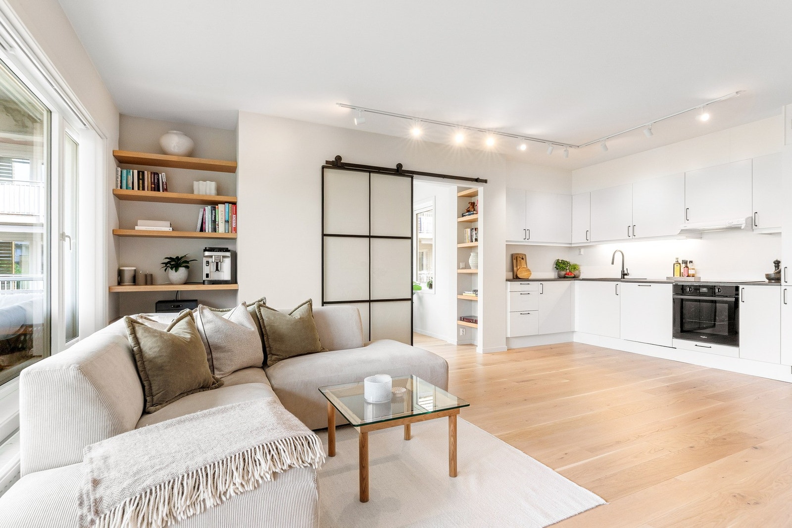 Lekker parkett og tidsriktige farger på overflater. Galleribilde