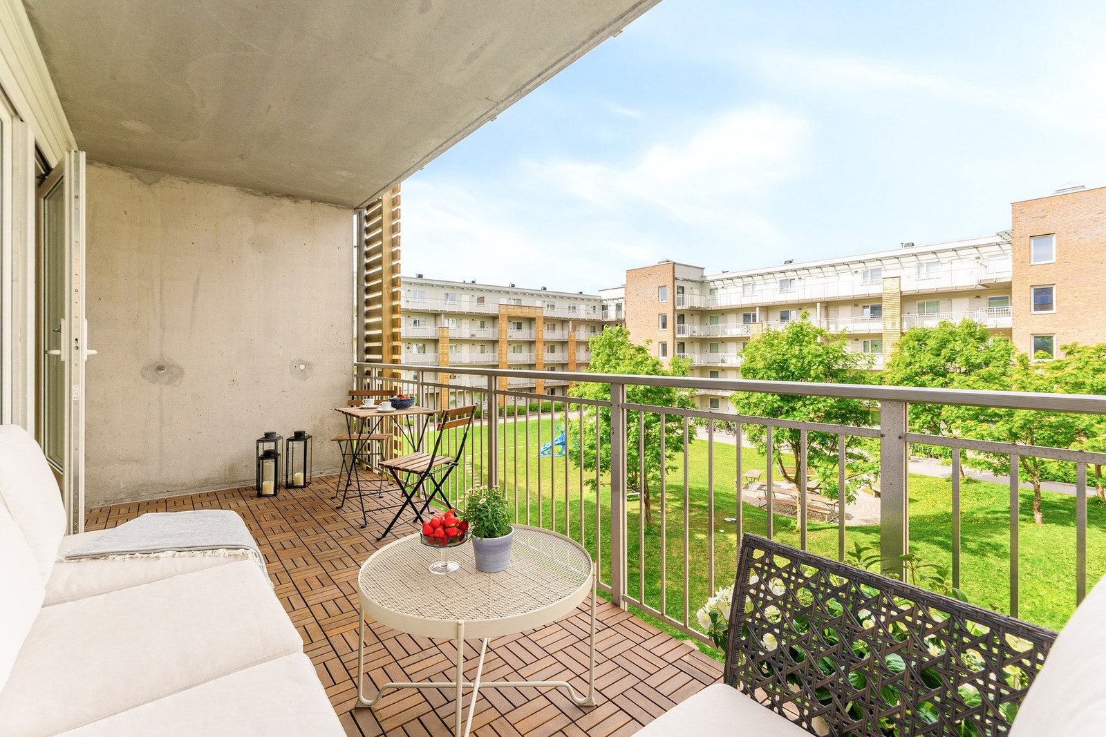 Leiligheten ligger fint til i byggets 3. etasje med heisadkomst, og vender ut mot rolig og grønt gårdsrom. Galleribilde