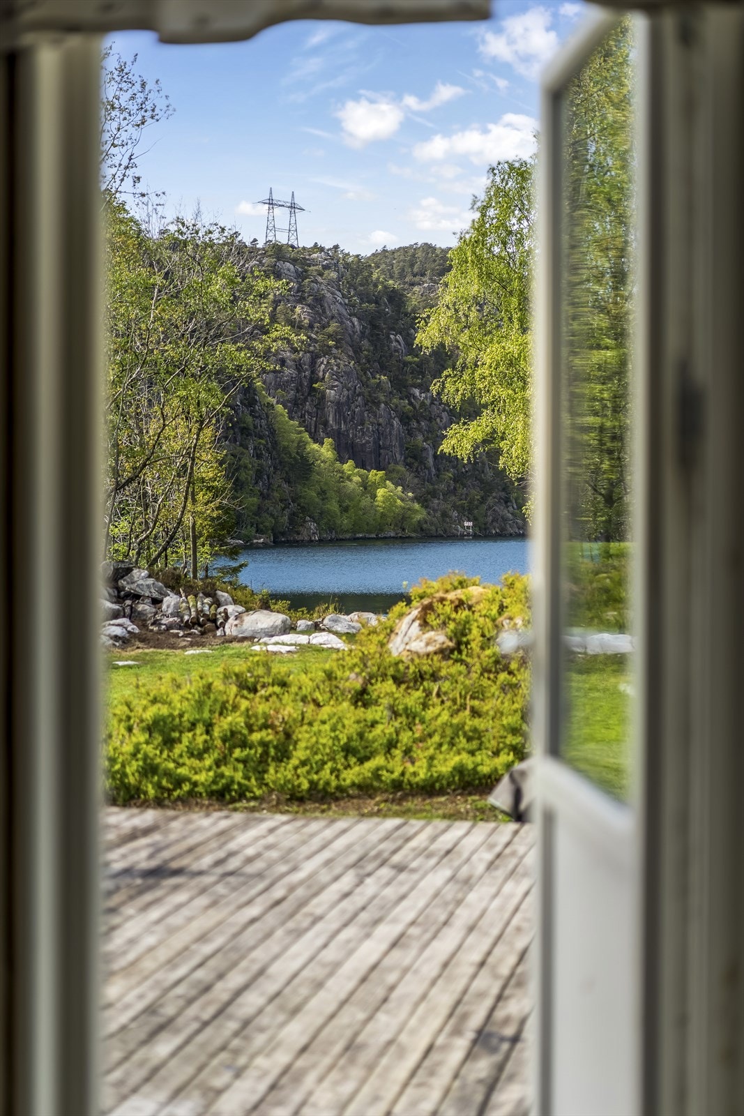 Utsikt fra kjøkkendøren. Galleribilde
