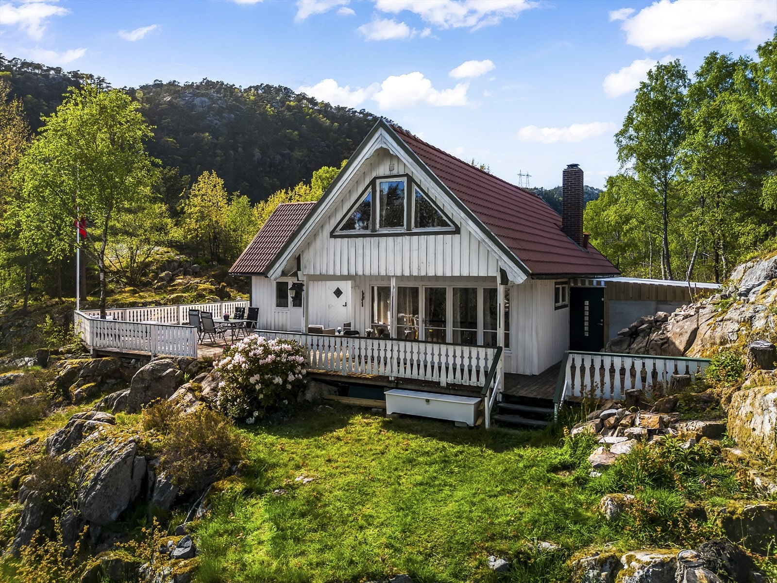 Romslig fritidsbolig med stor omkringliggende terrasse. Galleribilde