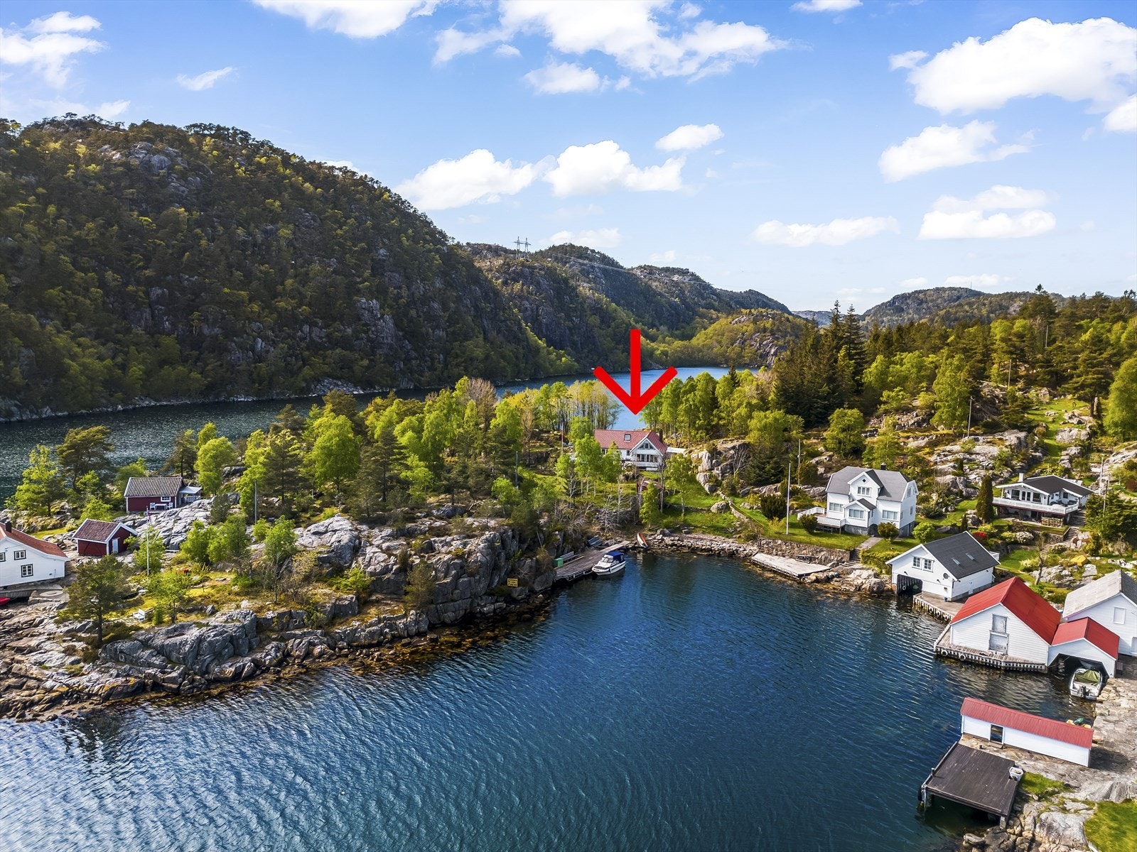 Fritidsboligen og bryggen der man har bruksrett. Galleribilde