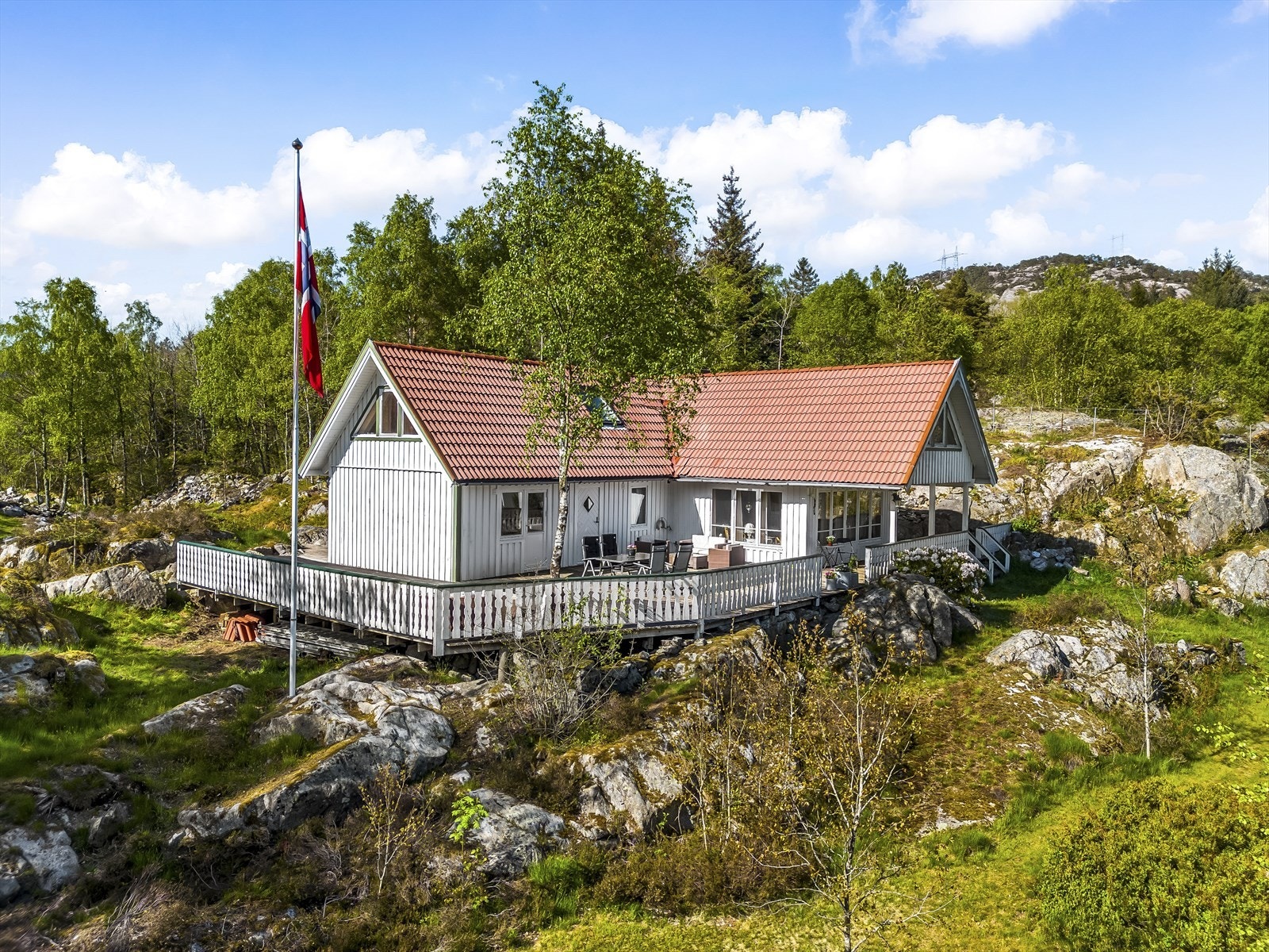 Romslig terrasse med gode solforhold. Galleribilde