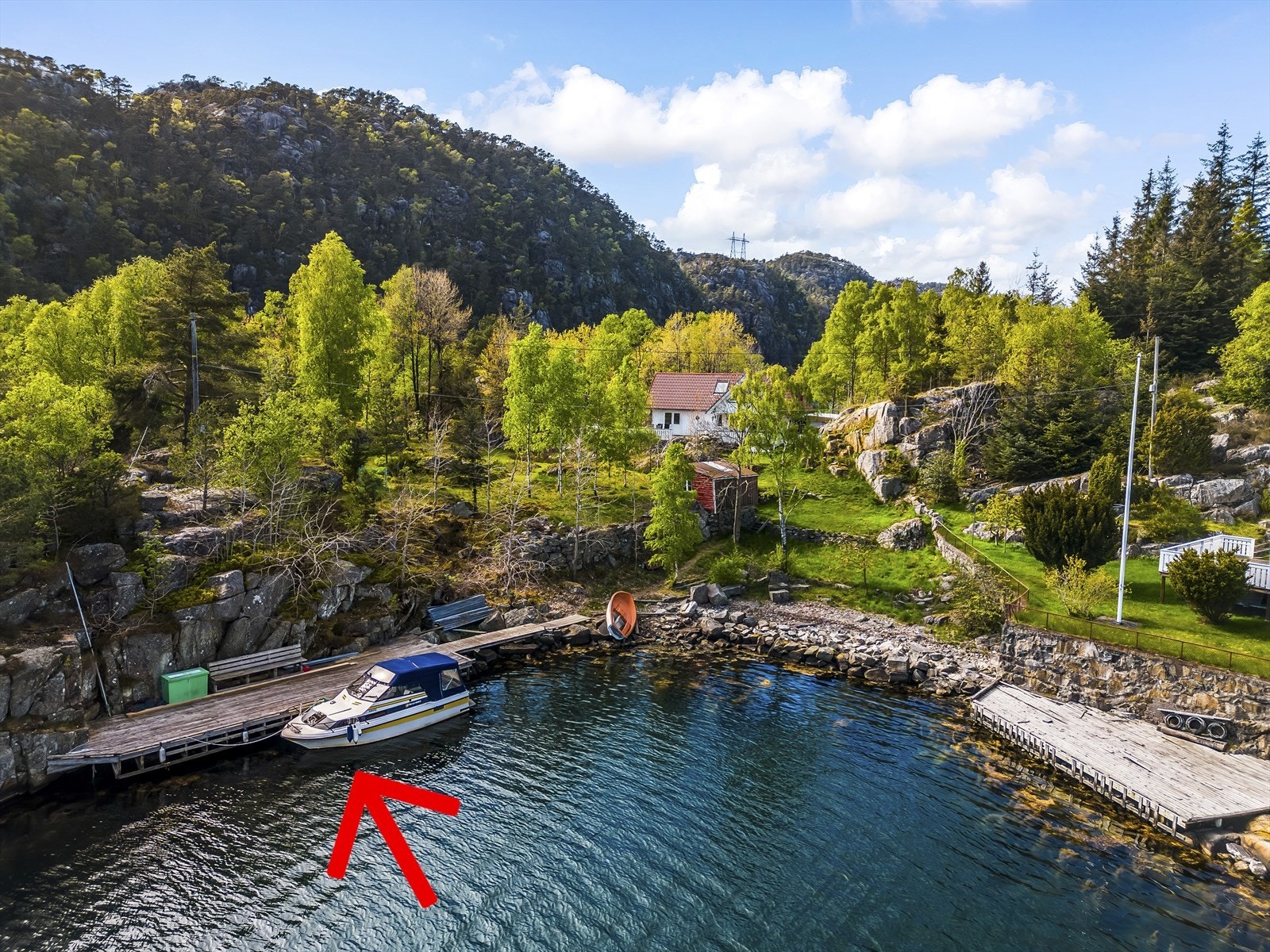 Bryggen og fritidsboligen i bakkant. Galleribilde