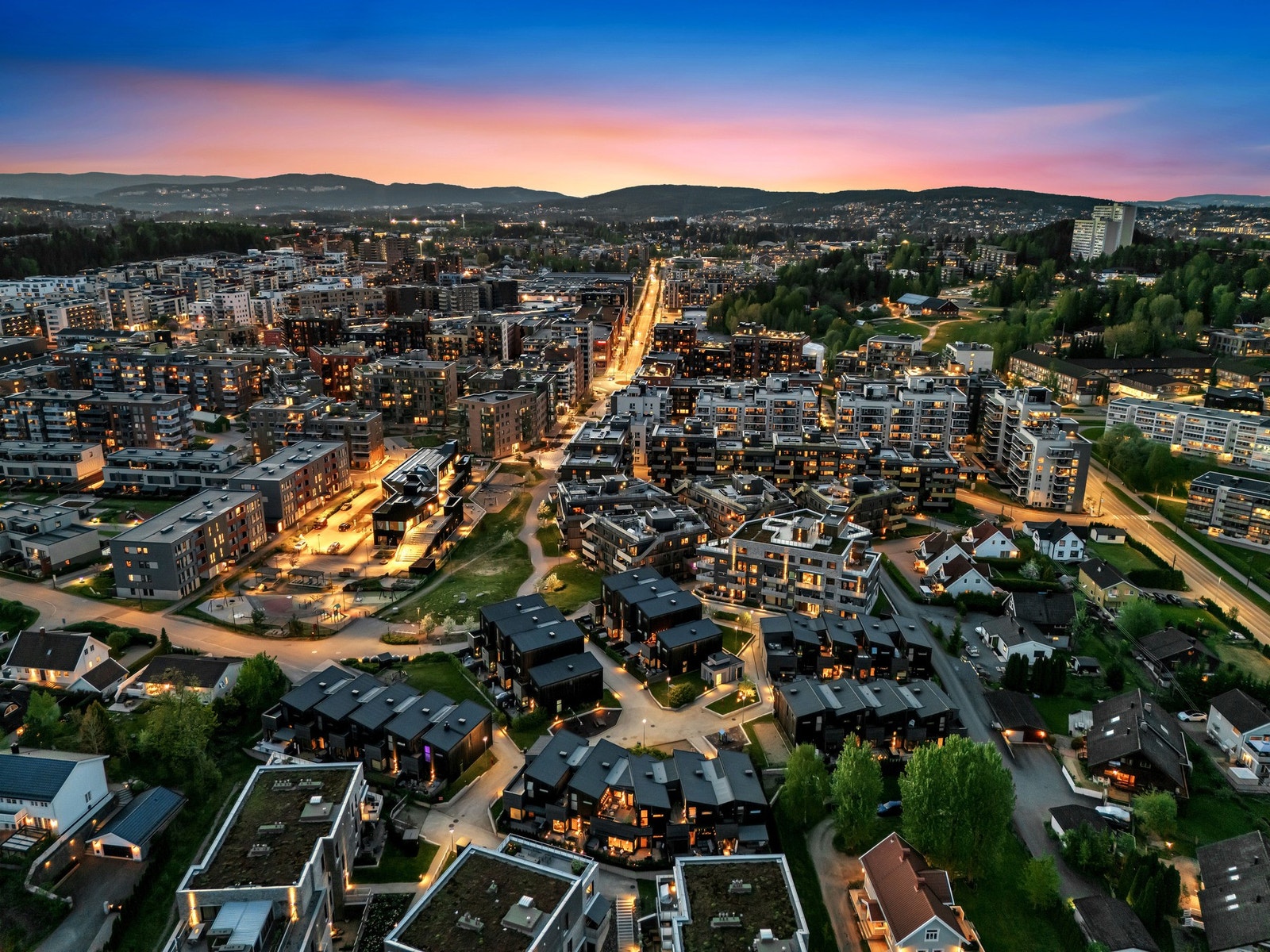 Her får du en arealeffektiv planløsning, med tre gode soverom, to bad, åpen stue og kjøkkenløsning samt en herlig markterrasse og en usjenert terrasse i andre etasje. Galleribilde